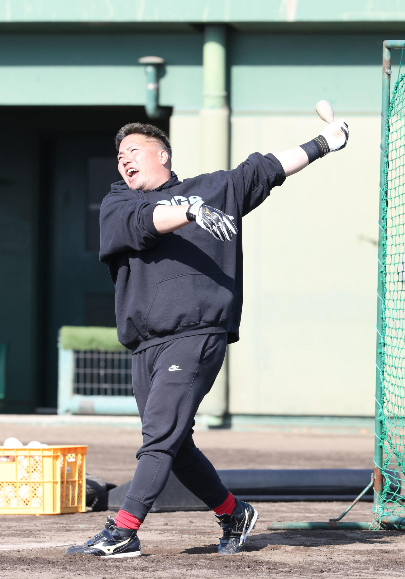 打撃練習で柵越えを連発するソフトバンク山川（撮影・梅根麻紀）