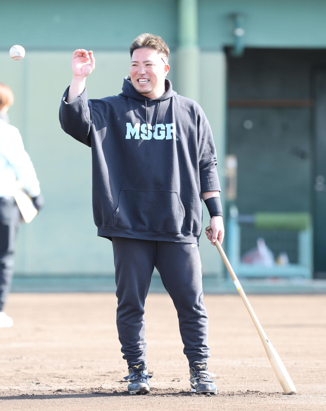 自主トレ公開日に笑顔を見せるソフトバンク山川（撮影・梅根麻紀）
