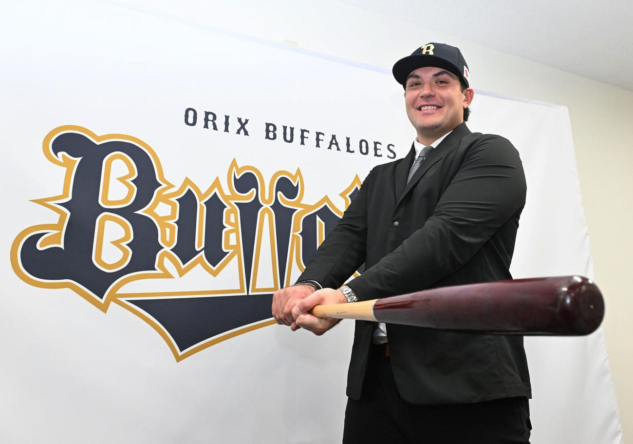 入団会見で打撃フォームを披露するオリックスのボブ・シーモア（撮影・和賀正仁）（撮影・和賀正仁）