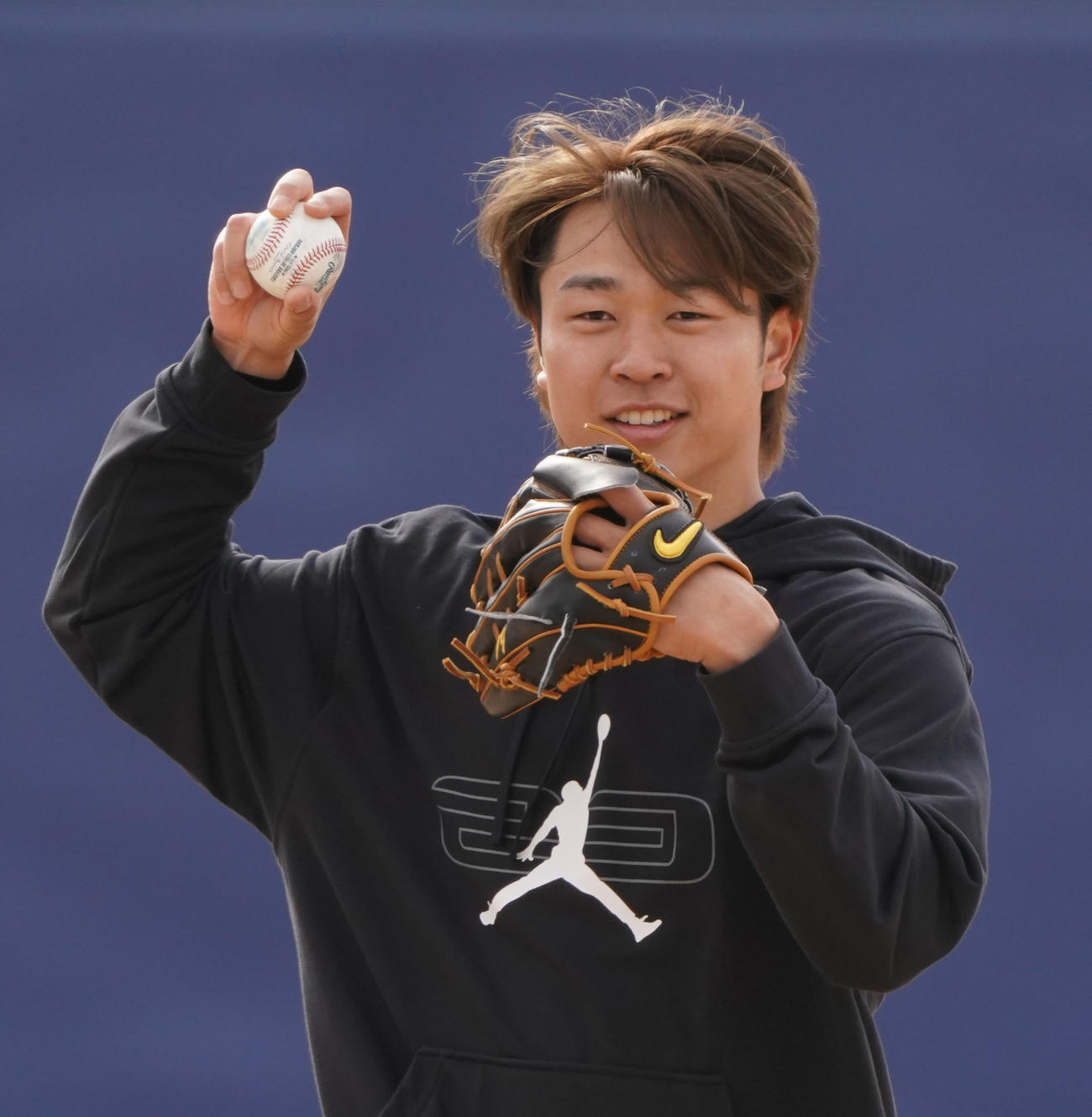 MLBロゴ入りのボールでキャッチボールをする中日高橋宏（撮影・森本幸一）