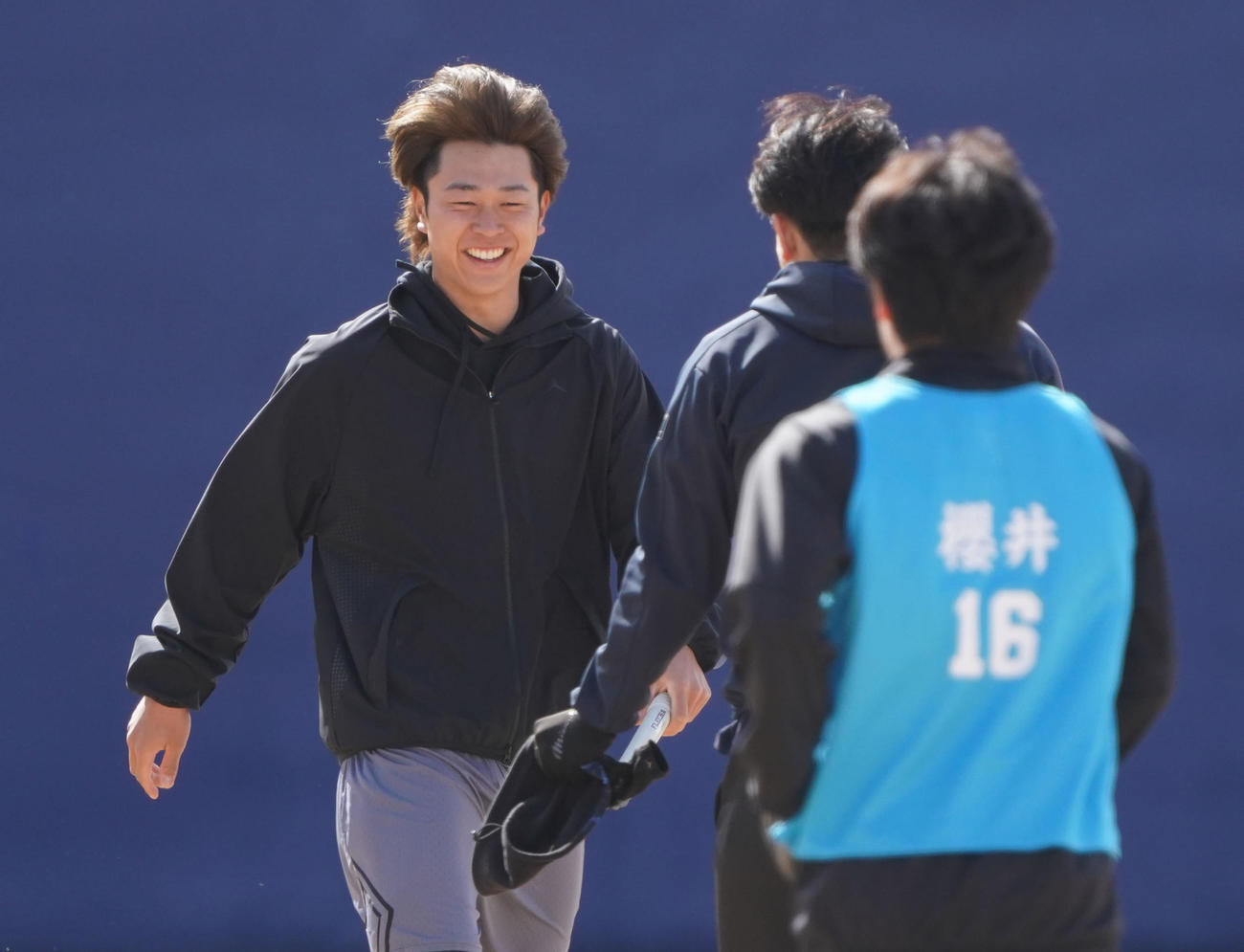 中日高橋宏（左）は中西、桜井らと明るい表情であいさつを交わす（撮影・森本幸一）