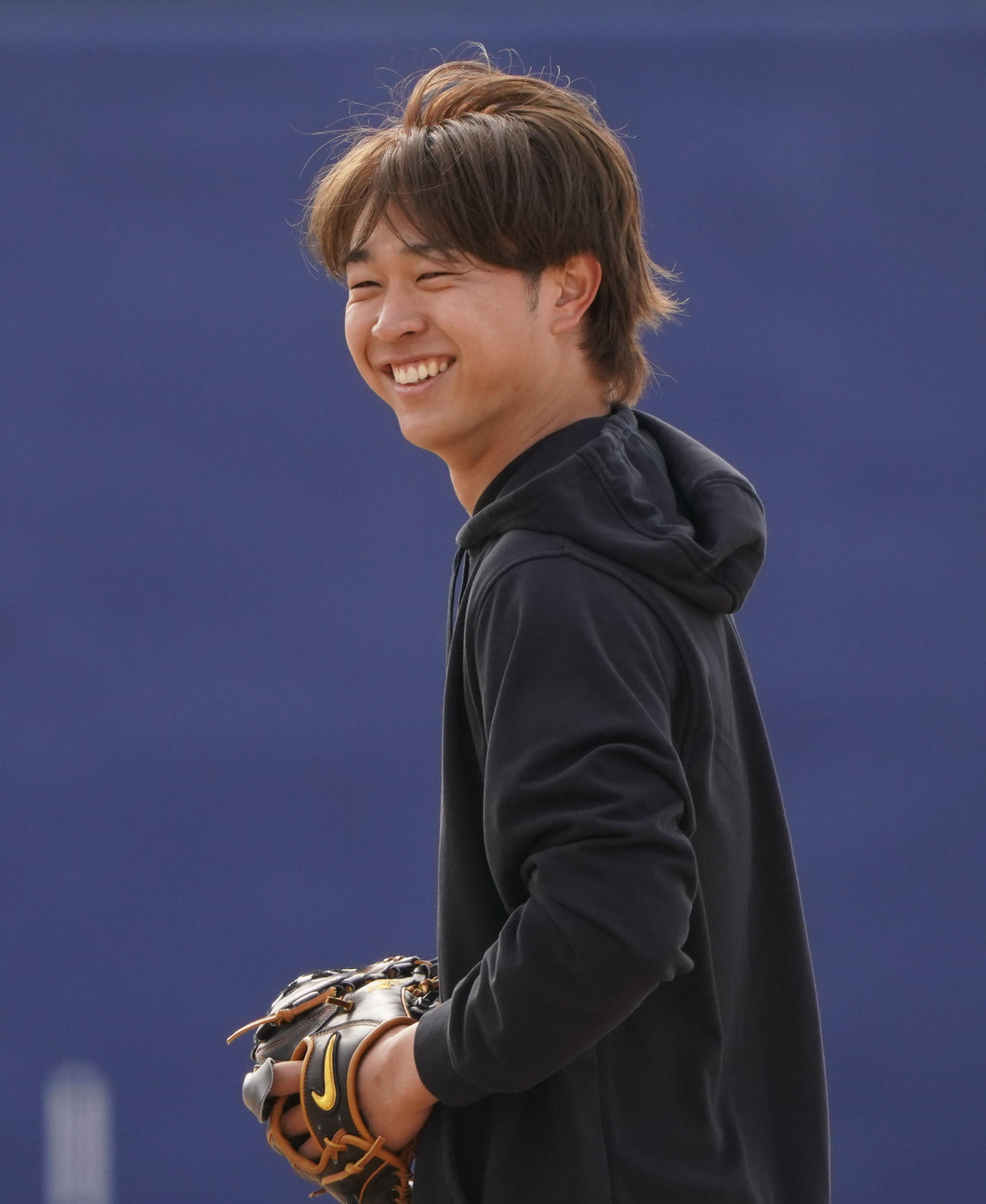 キャッチボールの合間に明るい表情を見せる中日高橋宏（撮影・森本幸一）