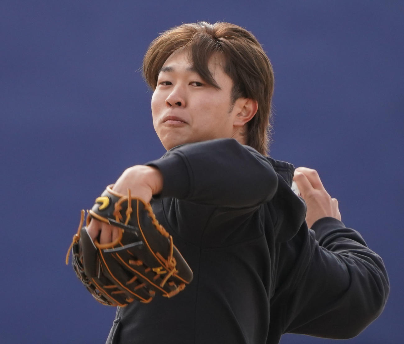 MLBロゴ入りのボールでキャッチボールをする中日高橋宏（撮影・森本幸一）