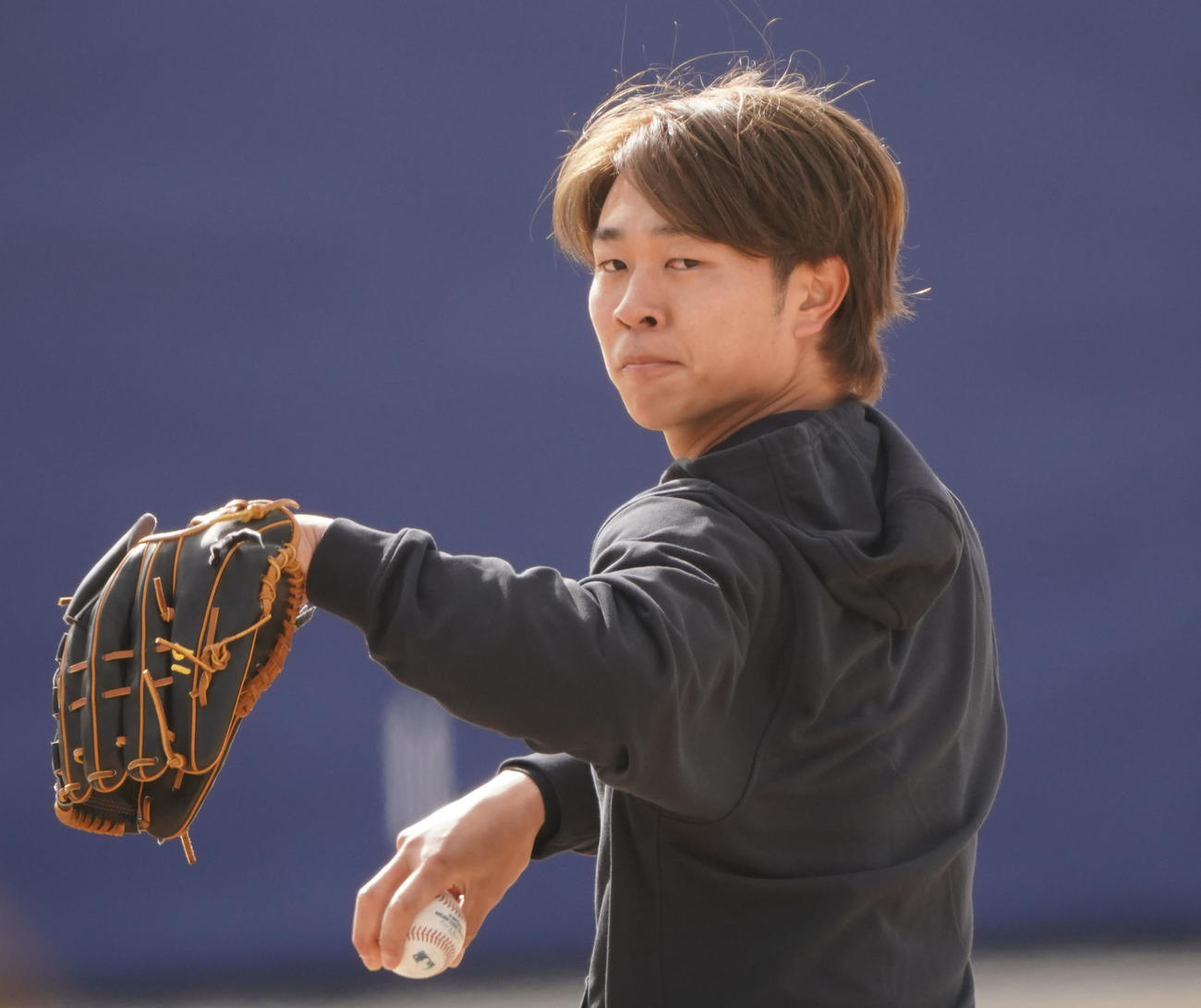MLBロゴ入りのボールでキャッチボールをする中日高橋宏（撮影・森本幸一）