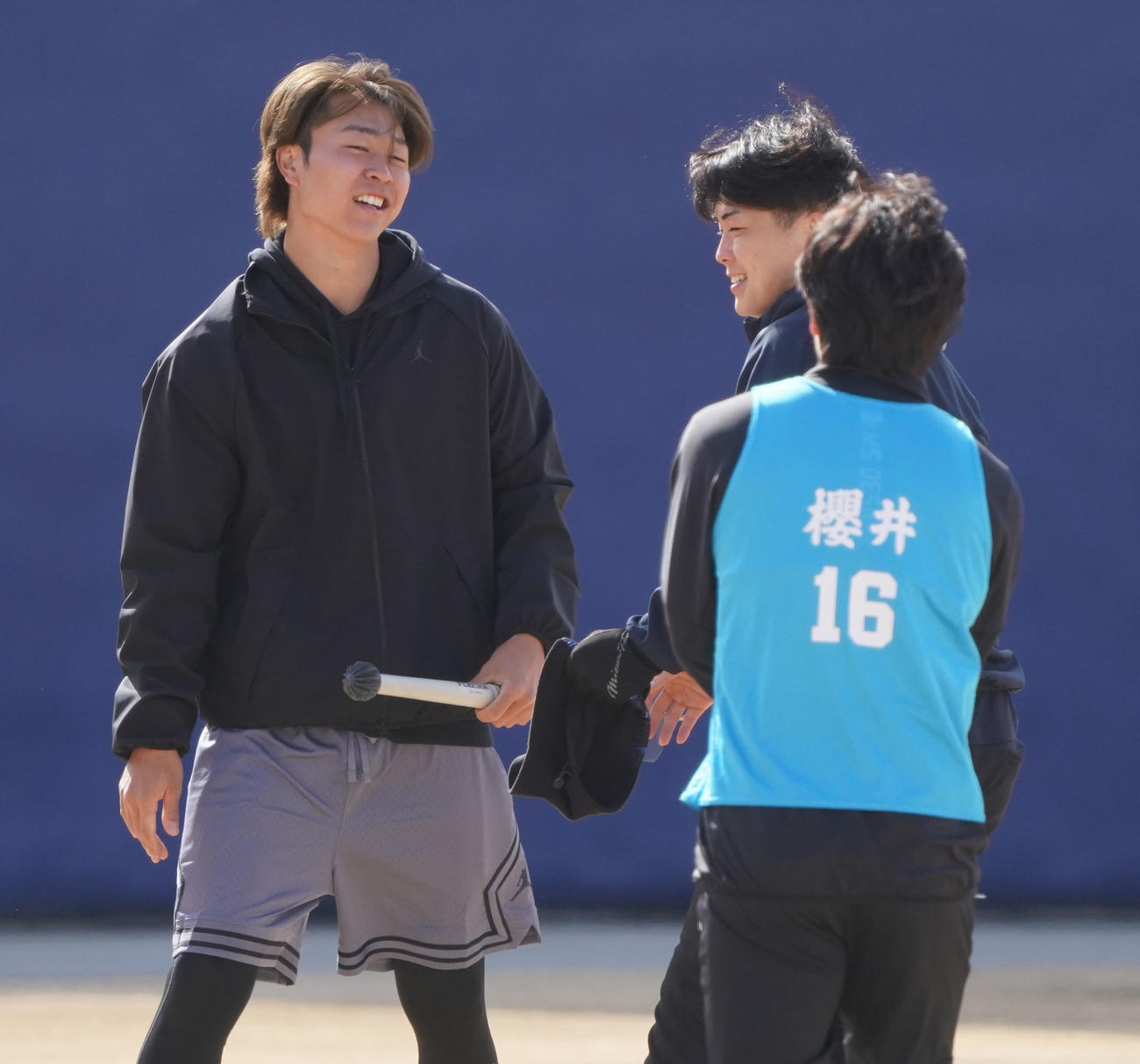 中日高橋宏（左）は中西、桜井らと明るい表情であいさつを交わす（撮影・森本幸一）