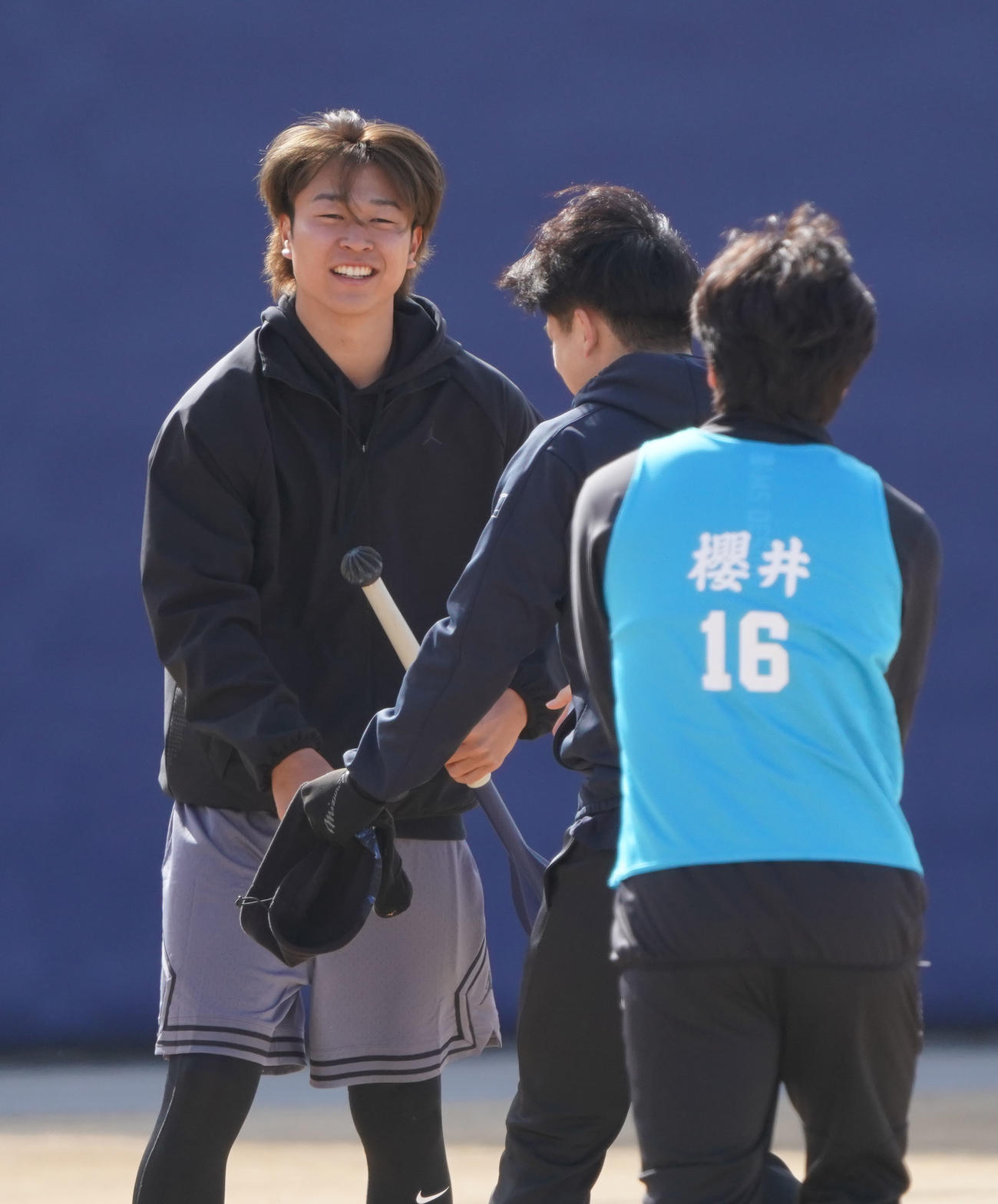 中日高橋宏（左）は中西、桜井らと明るい表情であいさつを交わす（撮影・森本幸一）