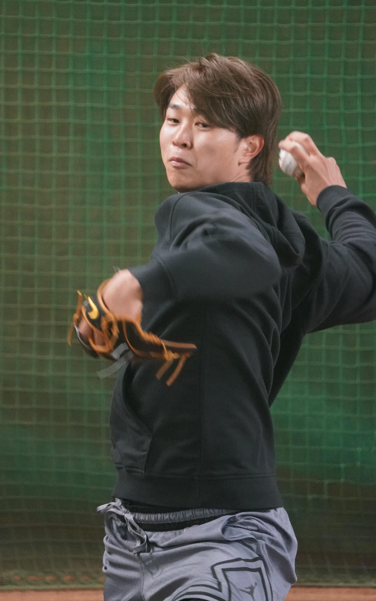 MLBロゴ入りのボールを使用しブルペンに入り投球練習をする中日高橋宏（撮影・森本幸一）