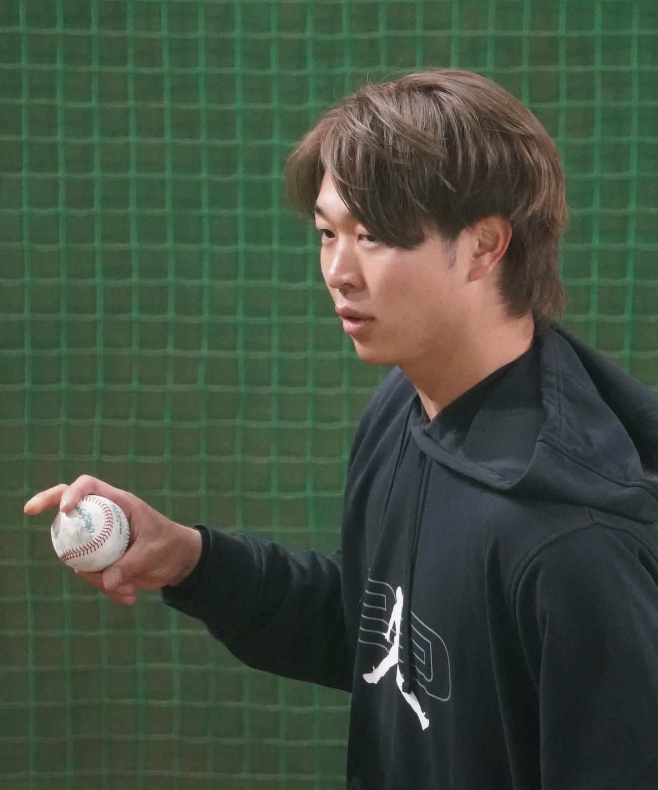MLBロゴ入りのボールを使用しブルペンに入り投球練習をする中日高橋宏（撮影・森本幸一）