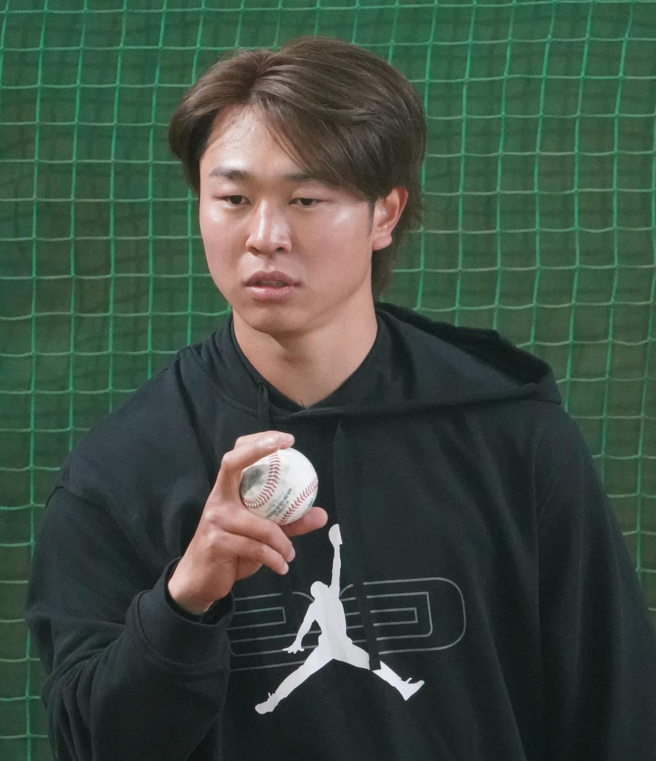 MLBロゴ入りのボールを使用しブルペンに入り投球練習をする中日高橋宏（撮影・森本幸一）