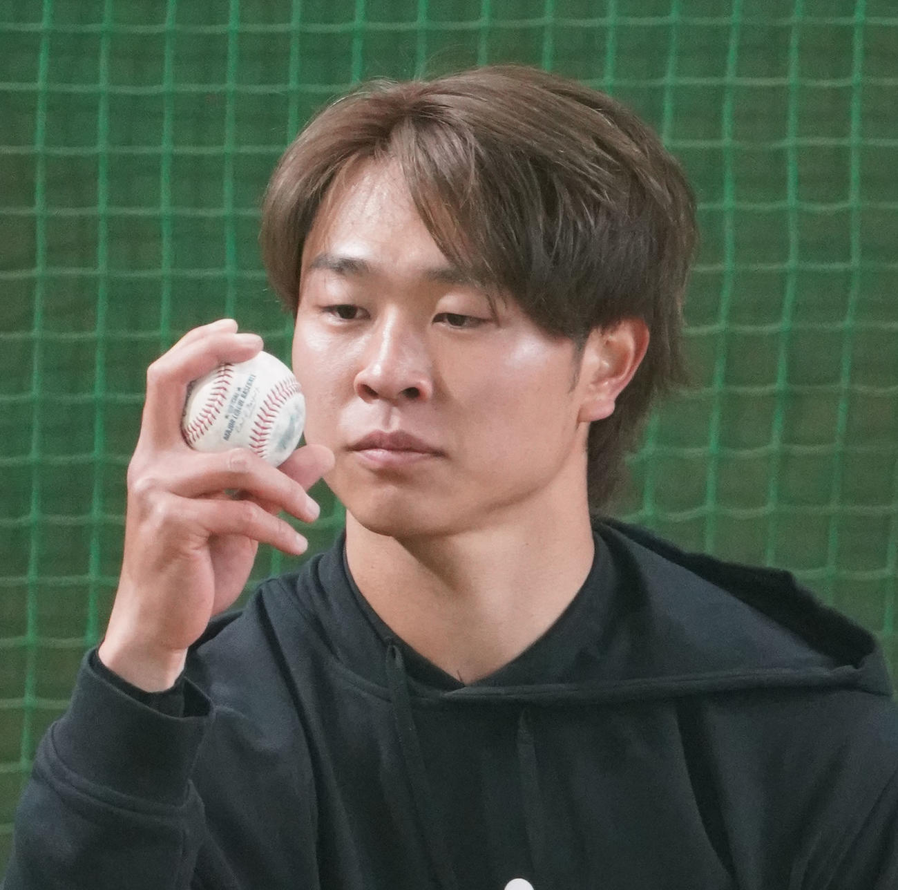 MLBロゴ入りのボールを使用しブルペンに入り投球練習をする中日高橋宏（撮影・森本幸一）