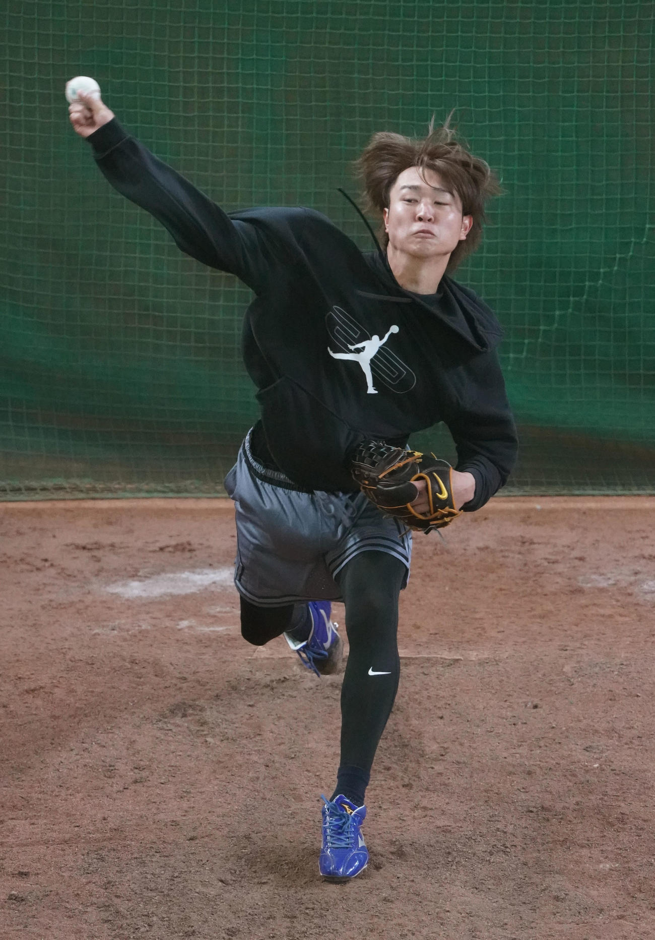 MLBロゴ入りのボールを使用しブルペンに入り投球練習をする中日高橋宏（撮影・森本幸一）