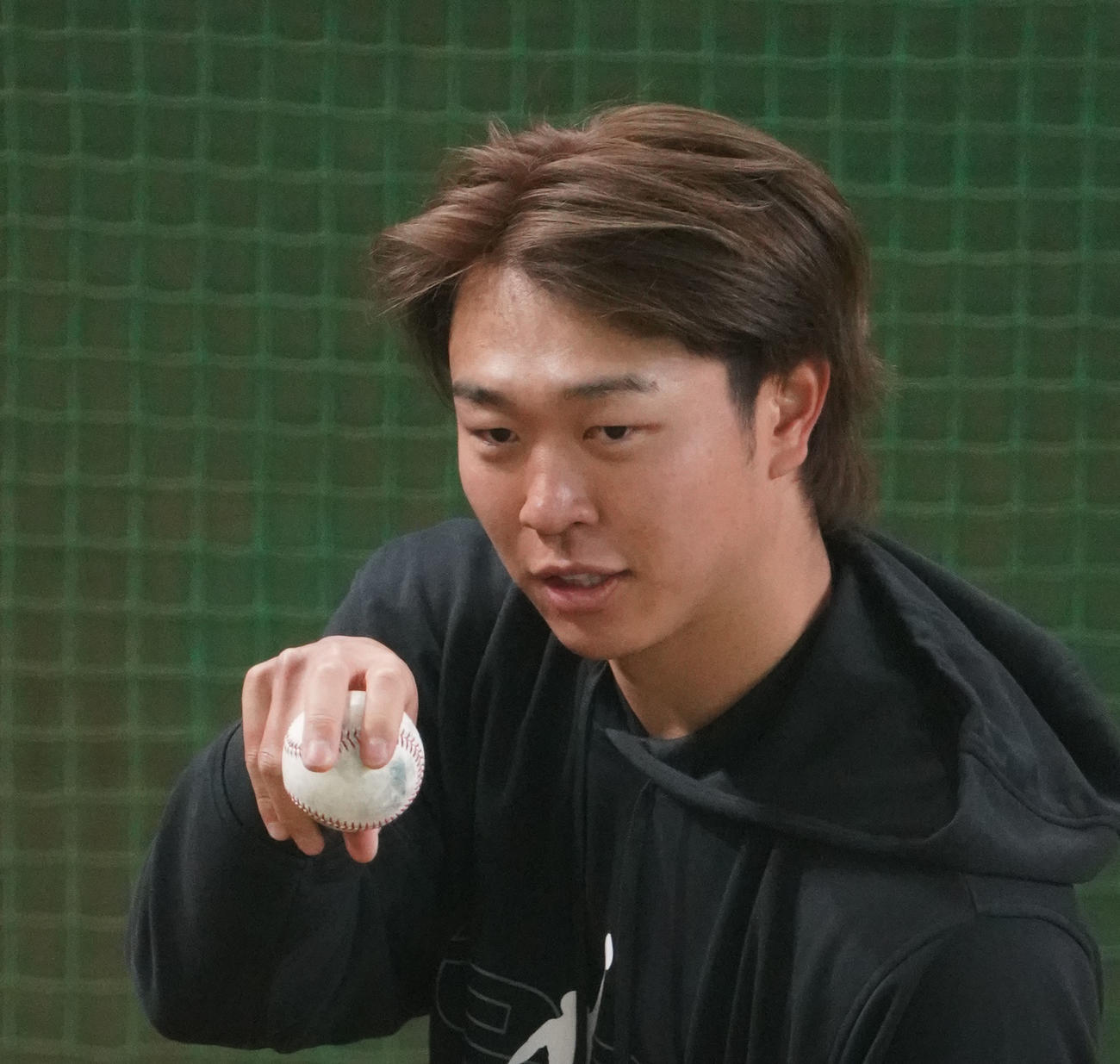 MLBロゴ入りのボールを使用しブルペンに入り投球練習をする中日高橋宏（撮影・森本幸一）