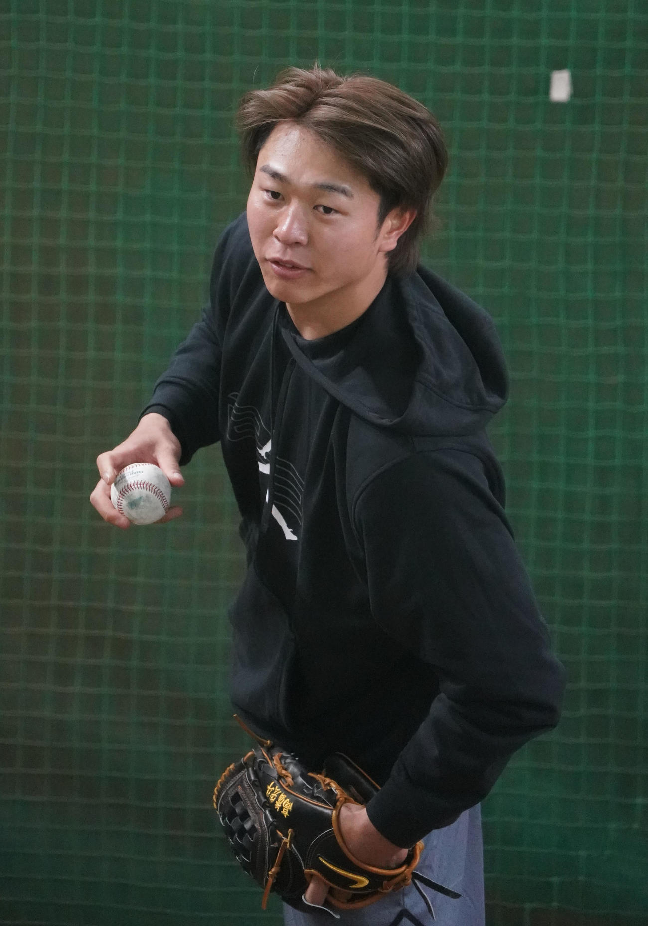 MLBロゴ入りのボールを使用しブルペンに入り投球練習をする中日高橋宏（撮影・森本幸一）