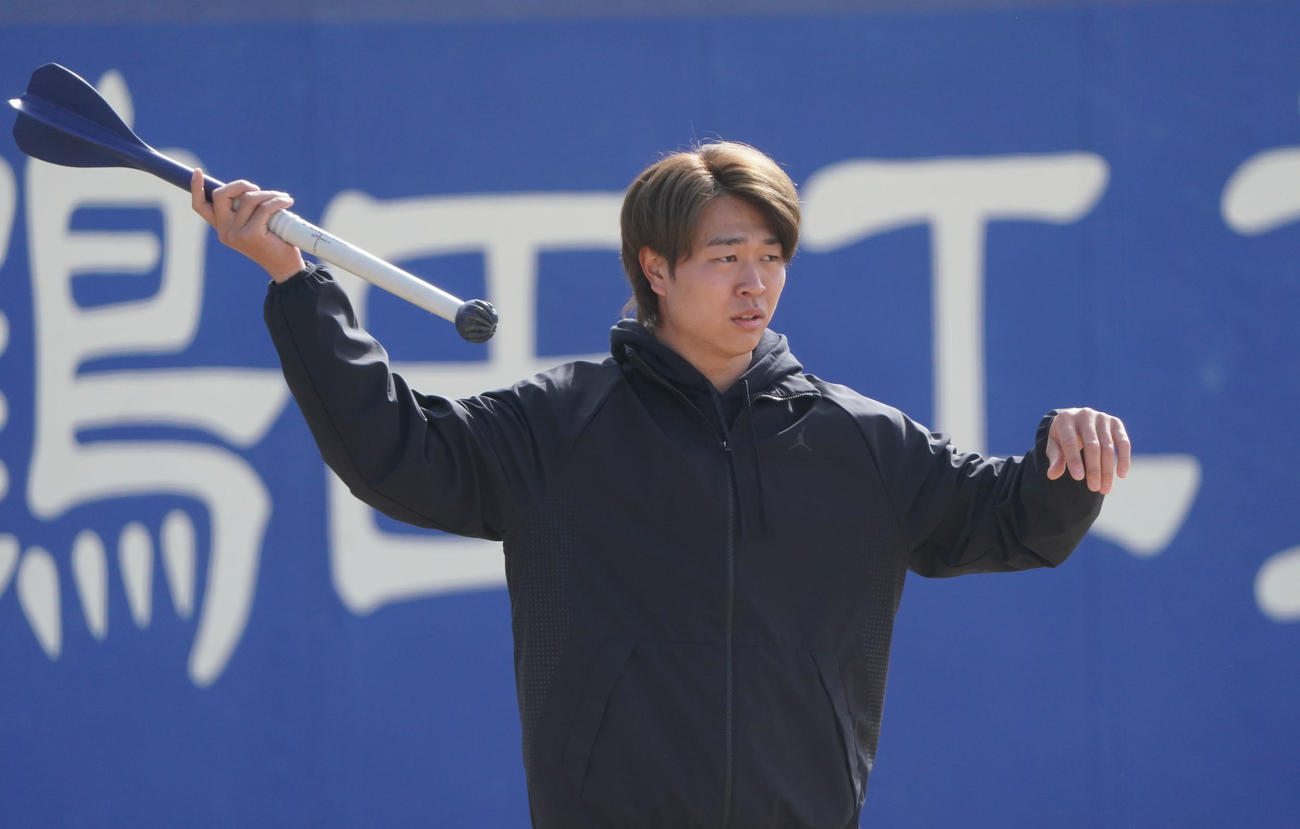 やり投げトレーニングをする中日高橋宏（撮影・森本幸一）
