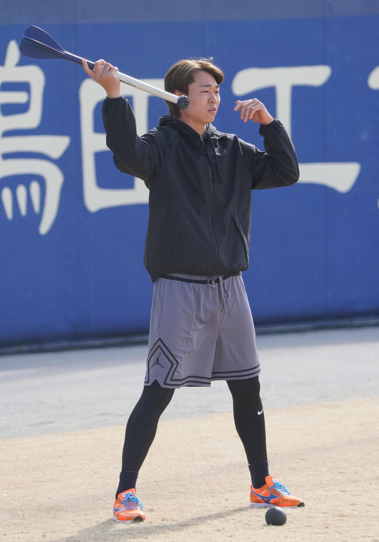 やり投げトレーニングをする中日高橋宏（撮影・森本幸一）