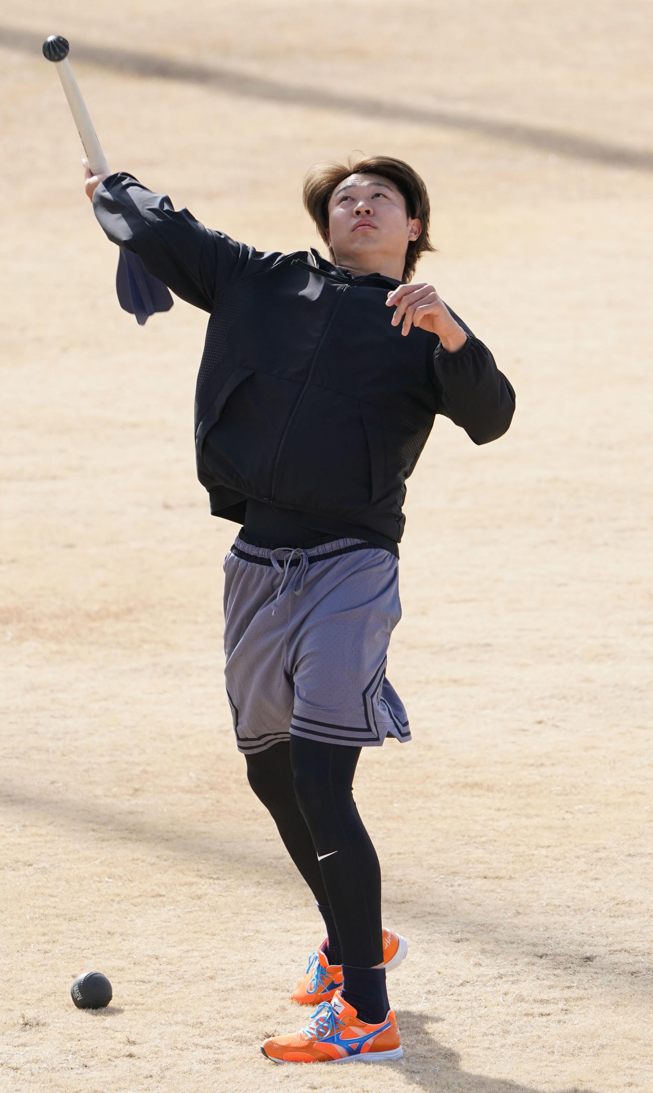 やり投げトレーニングをする中日高橋宏（撮影・森本幸一）