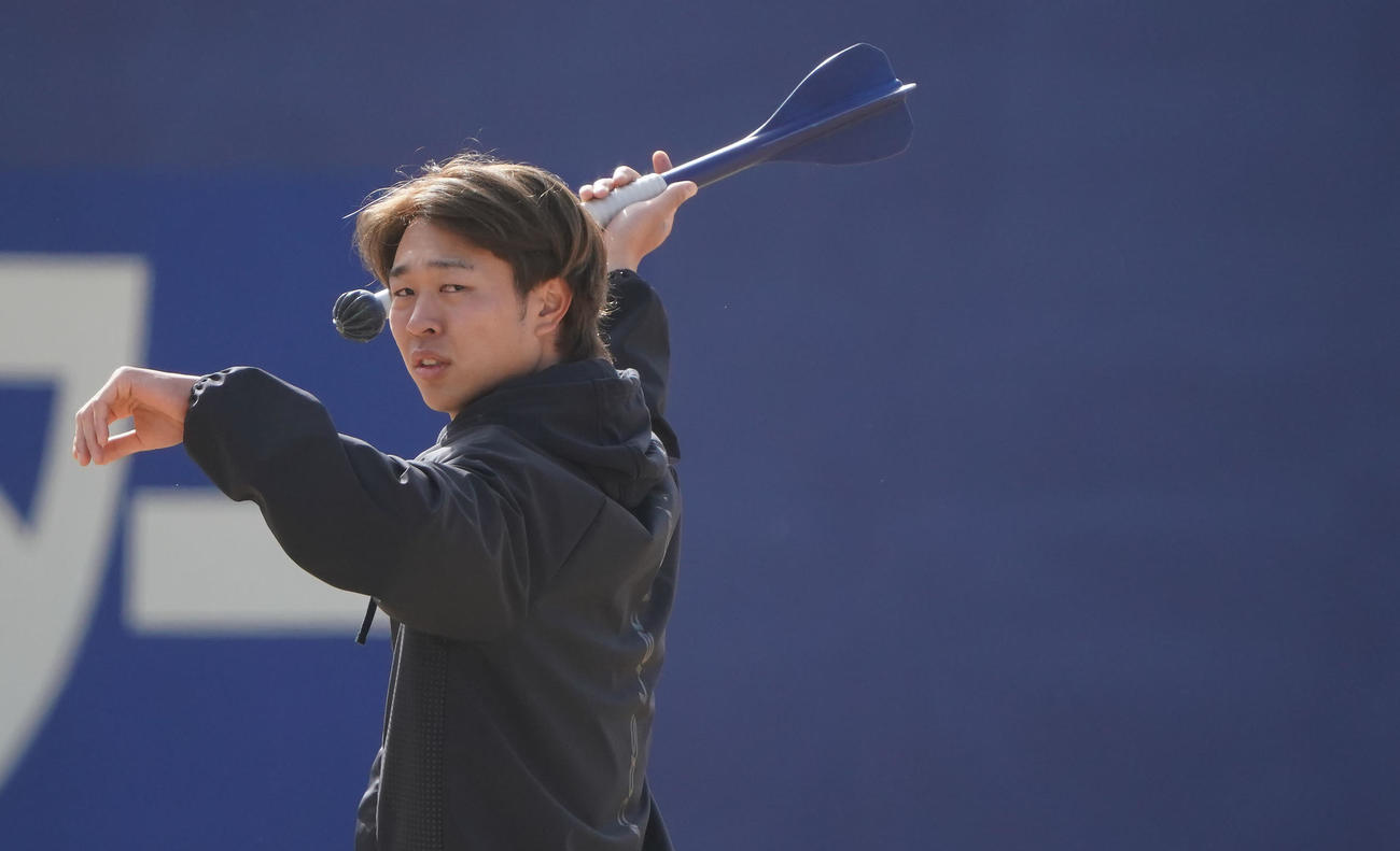 やり投げトレーニングをする中日高橋宏（撮影・森本幸一）