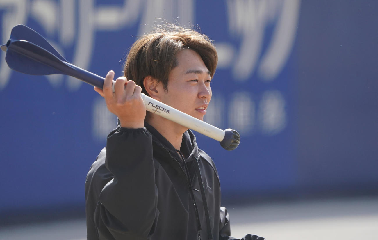 やり投げトレーニングをする中日高橋宏（撮影・森本幸一）