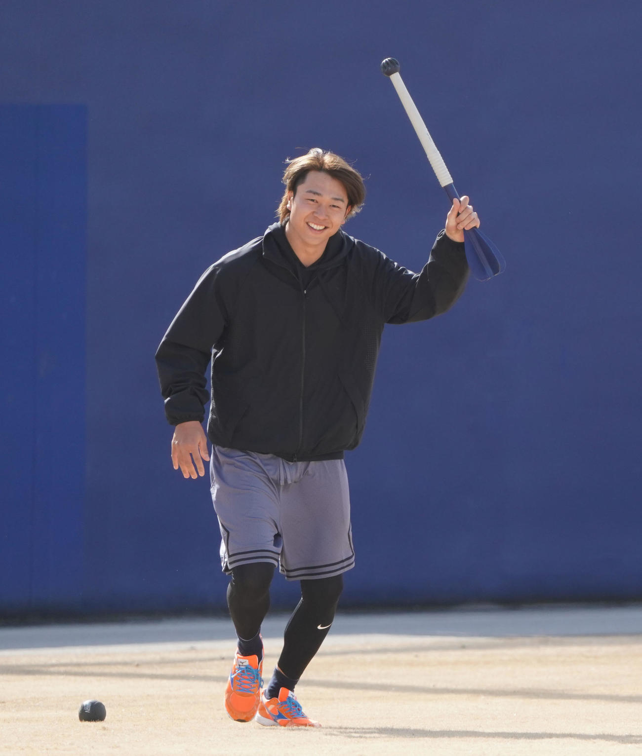 やり投げトレーニングをする中日高橋宏（撮影・森本幸一）