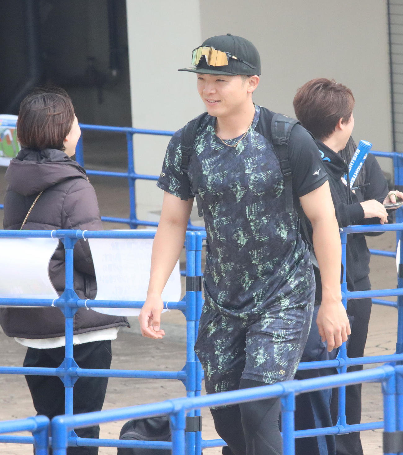 ファンサービスを終え笑顔で引き揚げる日本ハム郡司（撮影・永野高輔）