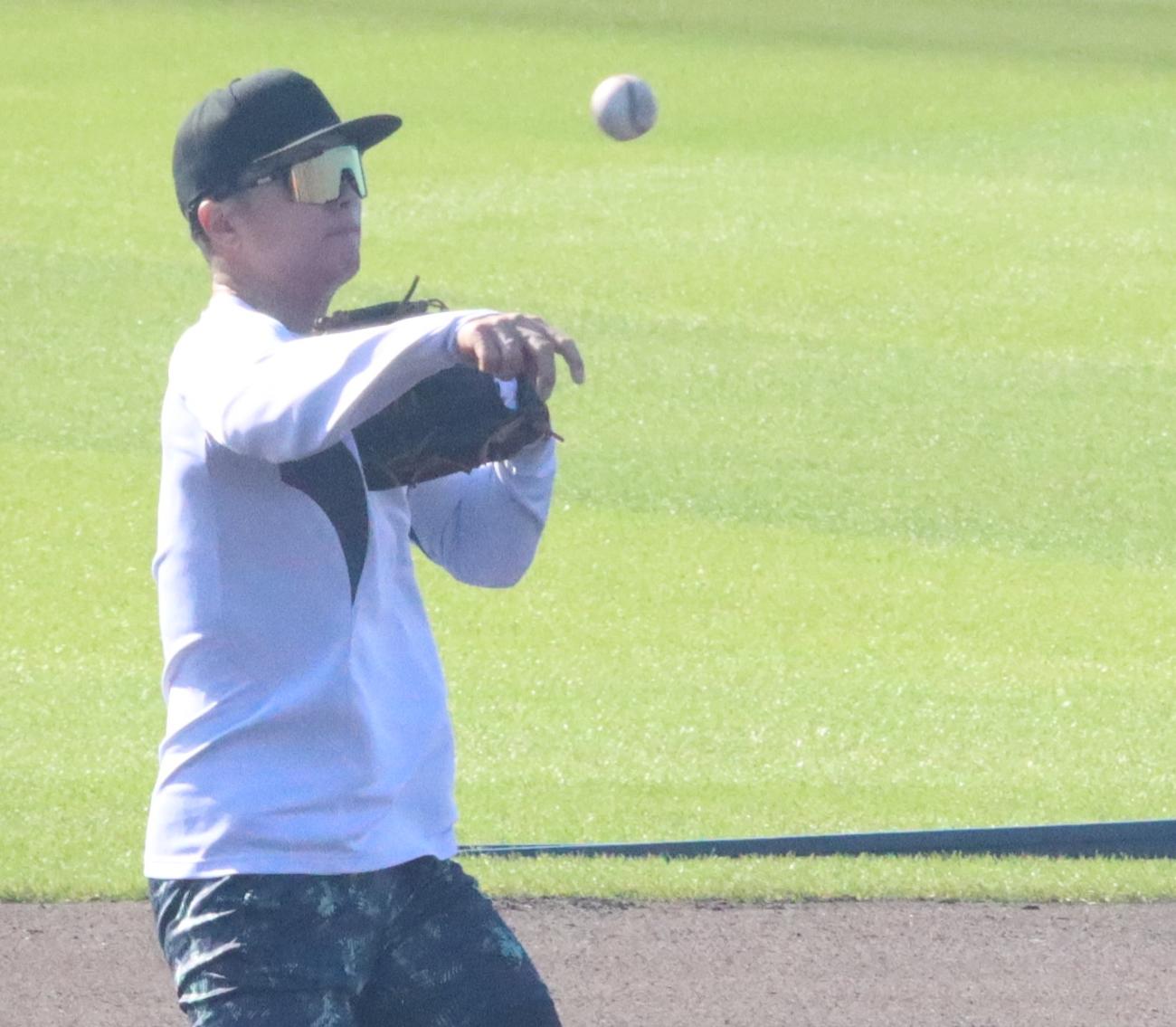 三塁守備の練習に励む日本ハム郡司（撮影・永野高輔）
