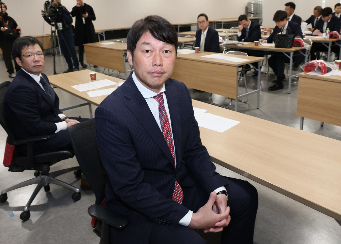 必勝祈願後、マツダスタジアムでスタッフミーティングを行う広島新井監督（中央）と藤井ヘッドコーチら（撮影・加藤孝規）