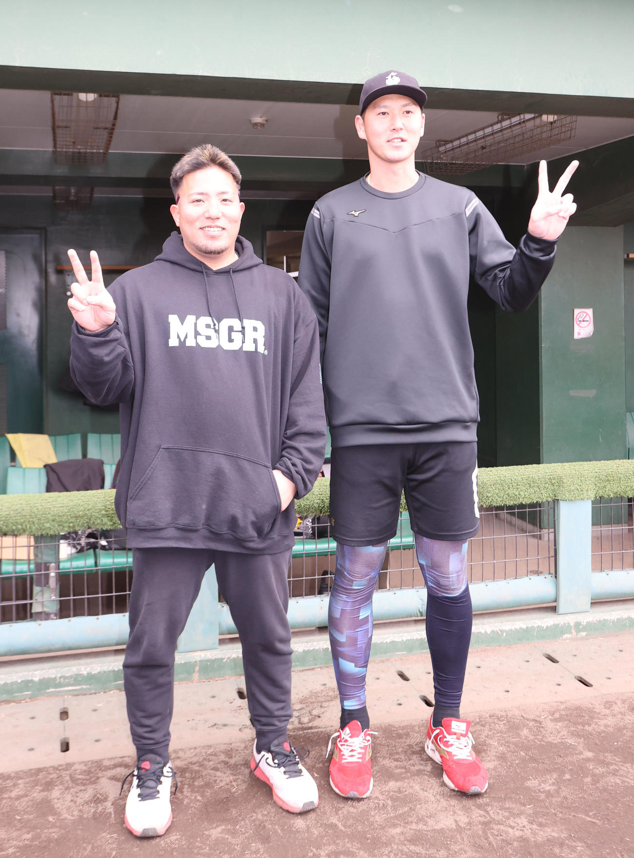 練習を終えた山川（左）と秋広はVサイン（撮影・梅根麻紀）