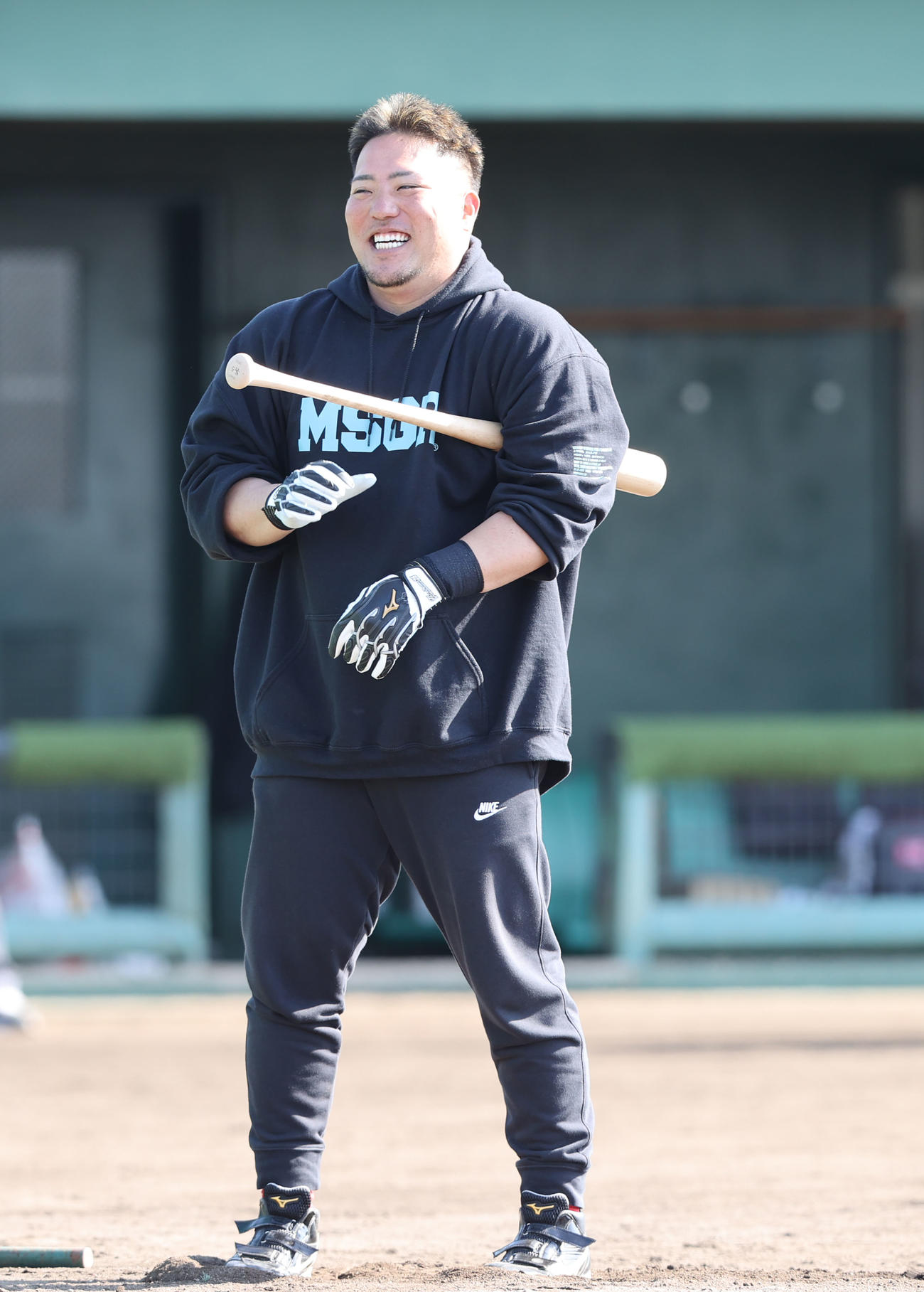 自主トレ公開日に笑顔を見せるソフトバンク山川（撮影・梅根麻紀）
