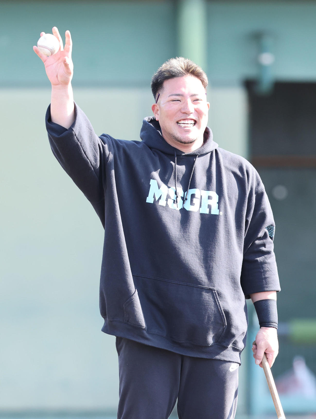自主トレ公開日に笑顔を見せるソフトバンク山川（撮影・梅根麻紀）