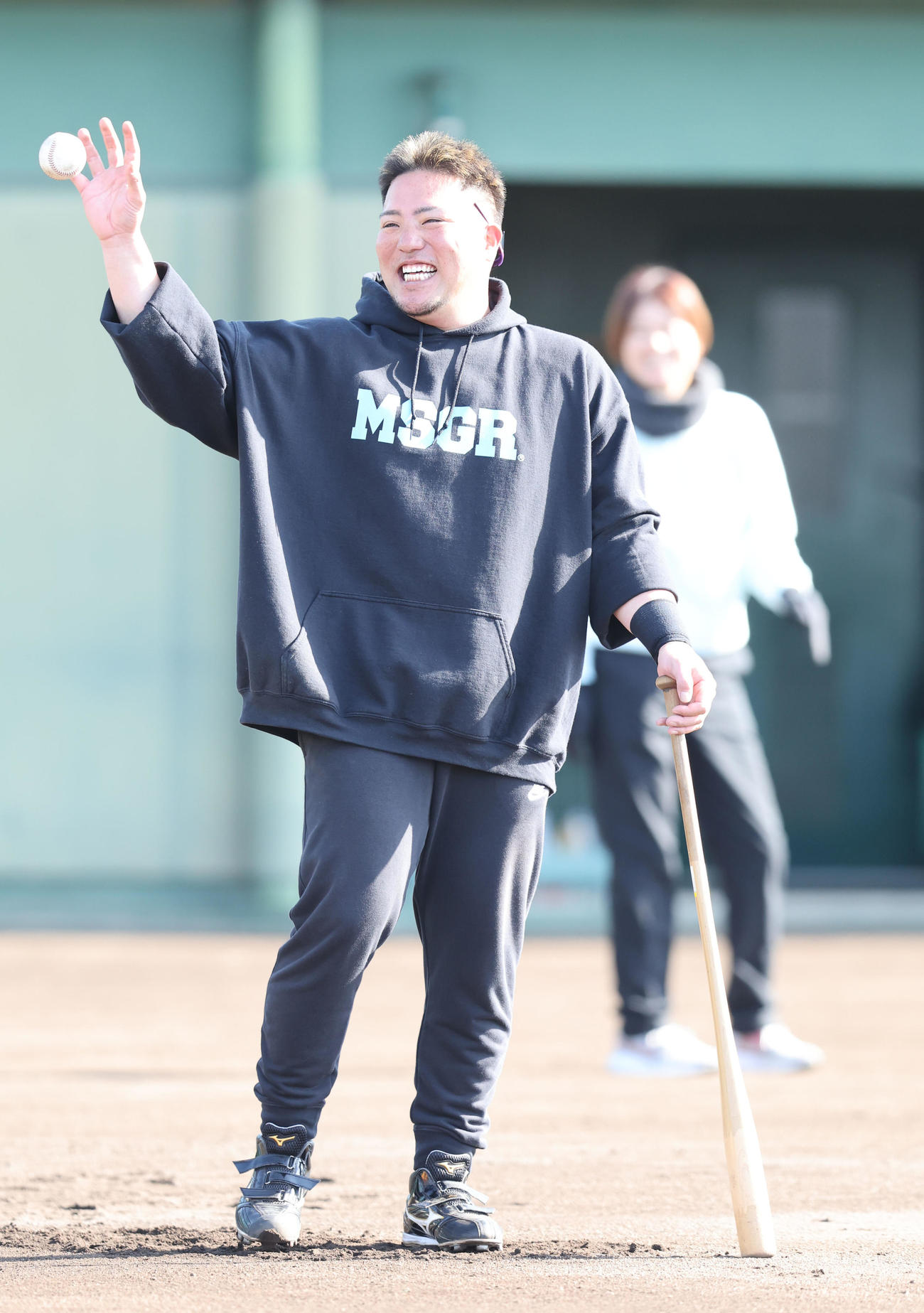 自主トレ公開日に笑顔を見せるソフトバンク山川（撮影・梅根麻紀）