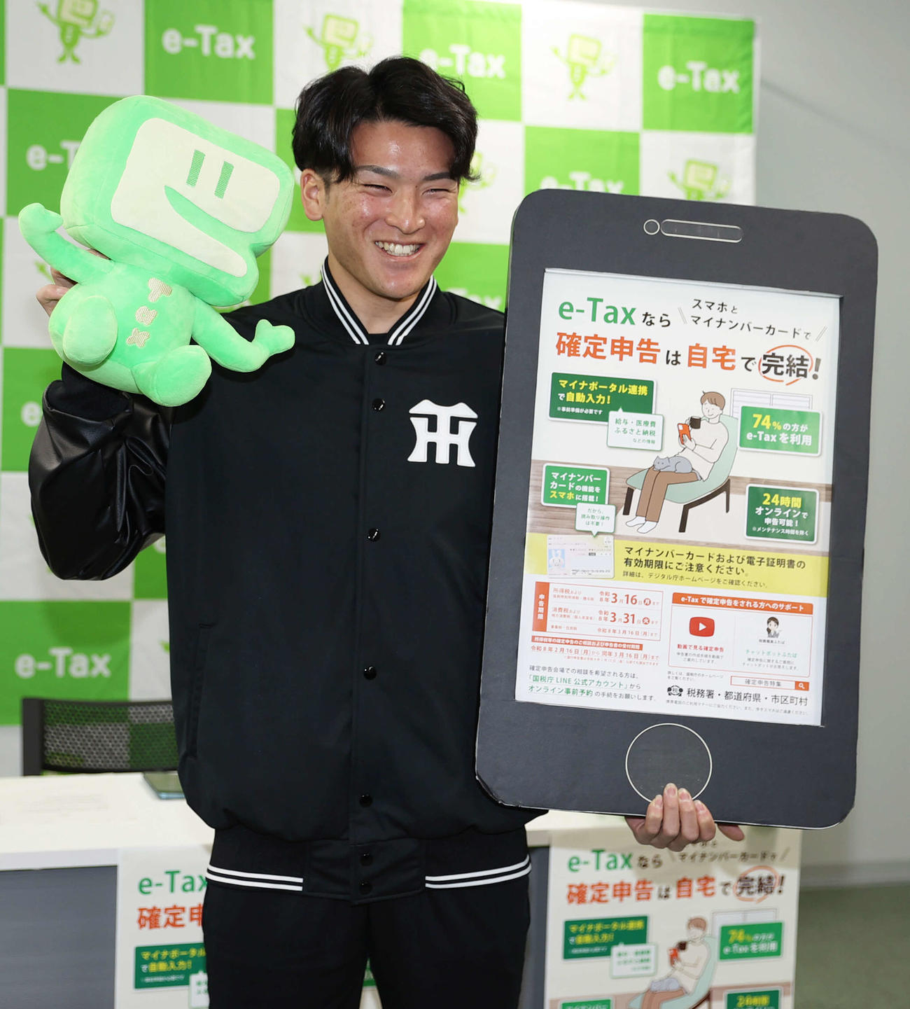 大阪国税局「スマホで確定申告体験会」に参加した阪神高寺（撮影・上山淳一）