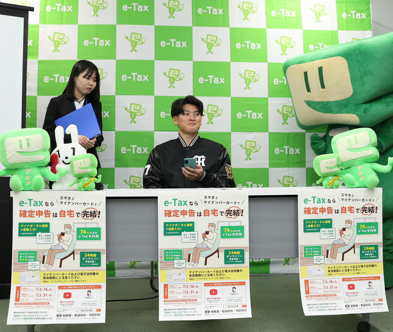 大阪国税局「スマホで確定申告体験会」に参加する阪神高寺（撮影・上山淳一）