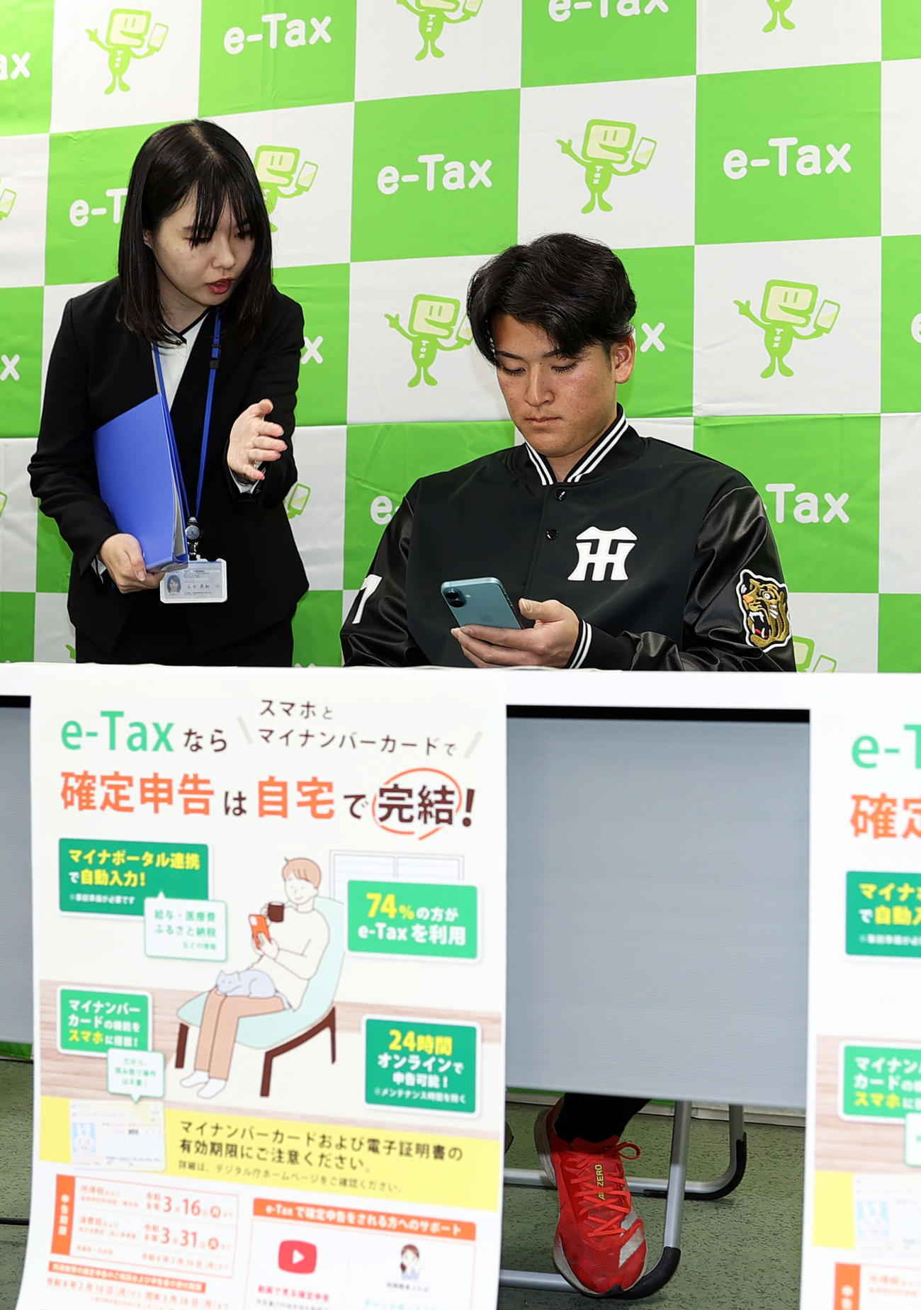 大阪国税局「スマホで確定申告体験会」に参加する阪神高寺（撮影・上山淳一）