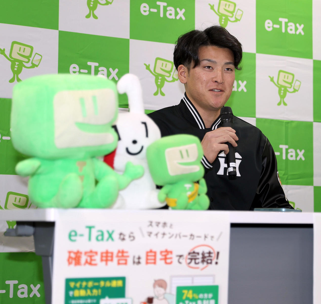 スマホで確定申告を体験し、報道陣に話す阪神高寺（撮影・上山淳一）