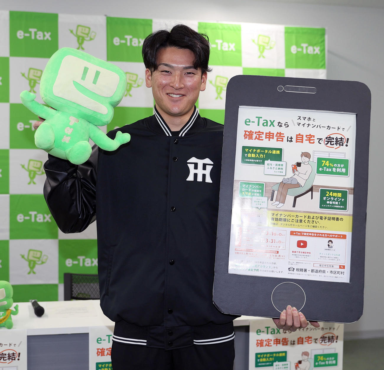 大阪国税局「スマホで確定申告体験会」に参加した阪神高寺（撮影・上山淳一）