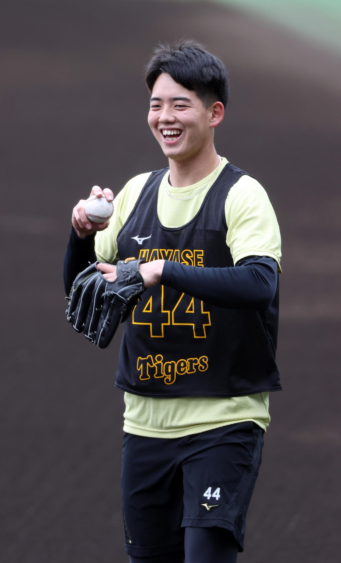 SGLスタジアムで笑顔を見せる阪神早瀬（撮影・上山淳一）