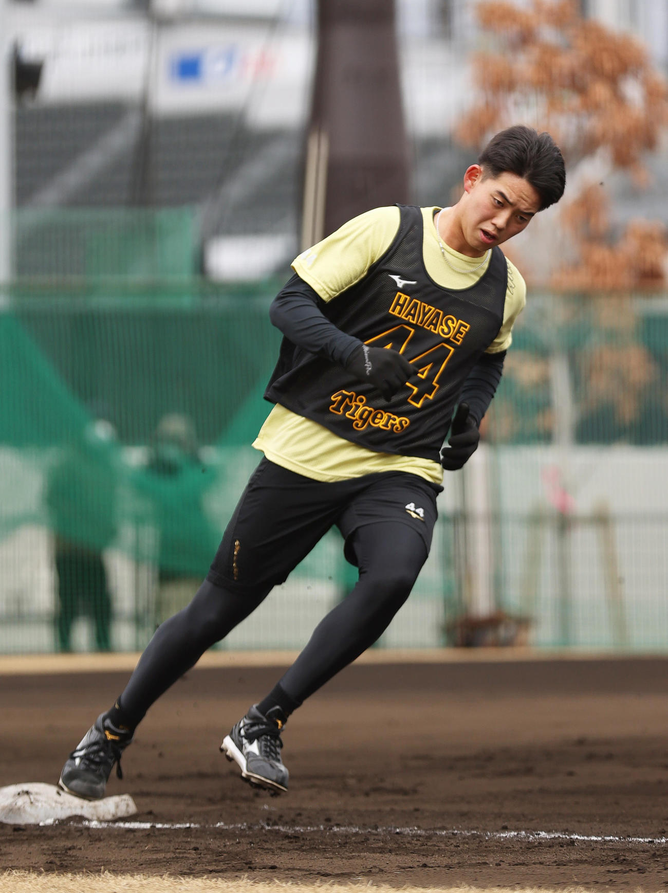 新人合同自主トレで汗を流す阪神早瀬（撮影・上山淳一）