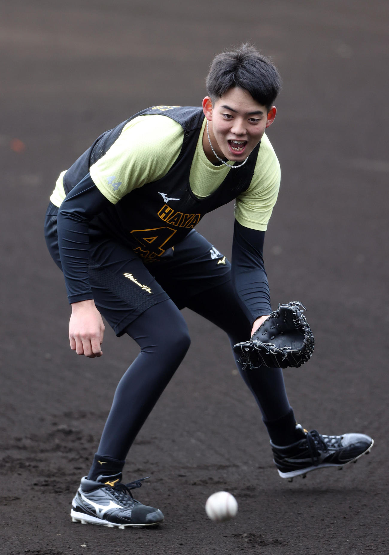 SGLスタジアムでノックを受ける阪神早瀬（撮影・上山淳一）
