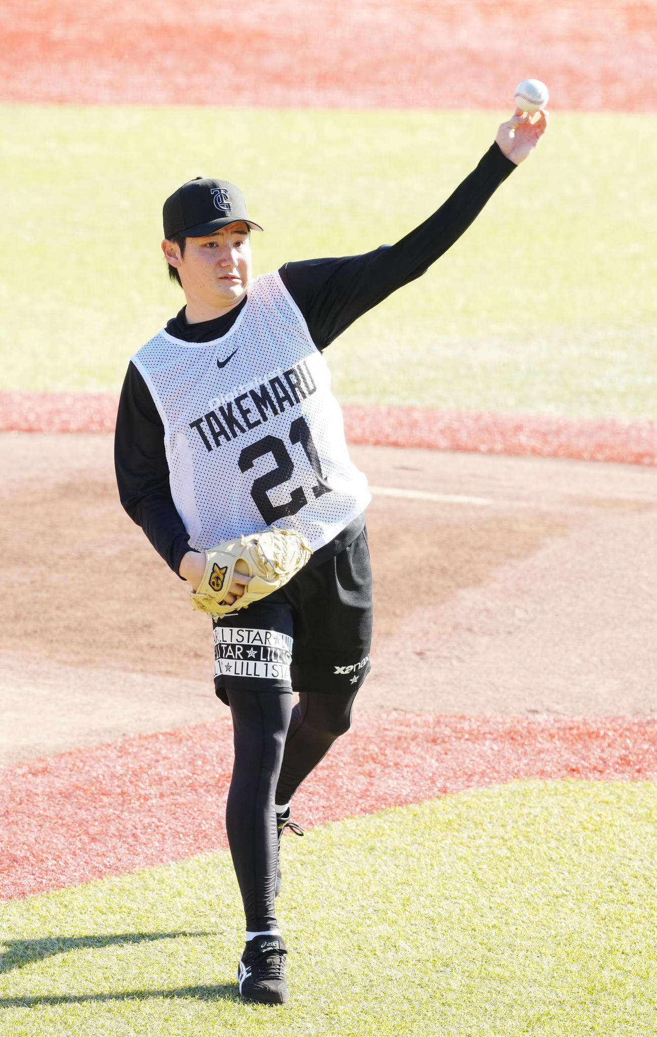 新人合同自主トレでキャッチボールする竹丸和幸（2026年1月撮影）