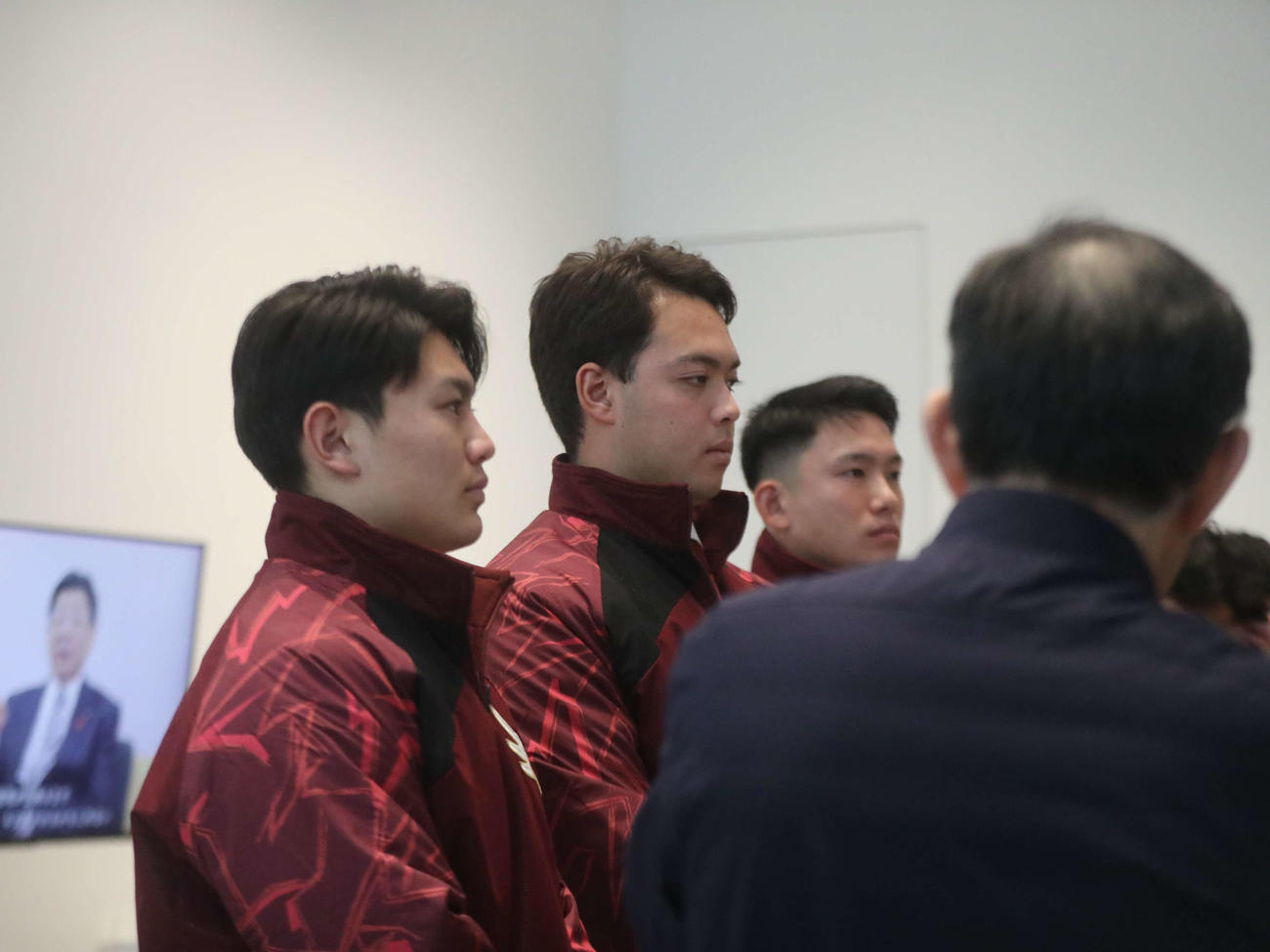 南三陸311メモリアルにて真剣な眼差しで話しを聞く楽天、左から大栄、大坪、島原（撮影・高橋香奈）