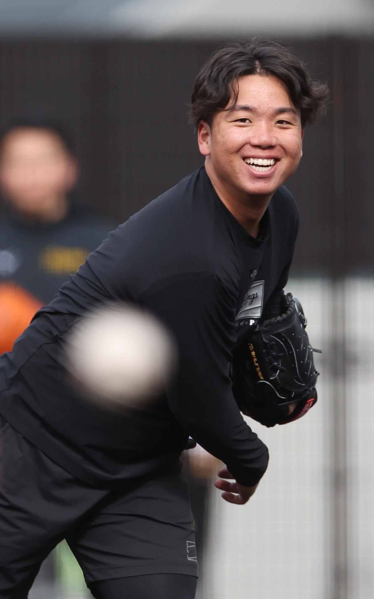 笑顔で自主トレする阪神村上（撮影・上山淳一）