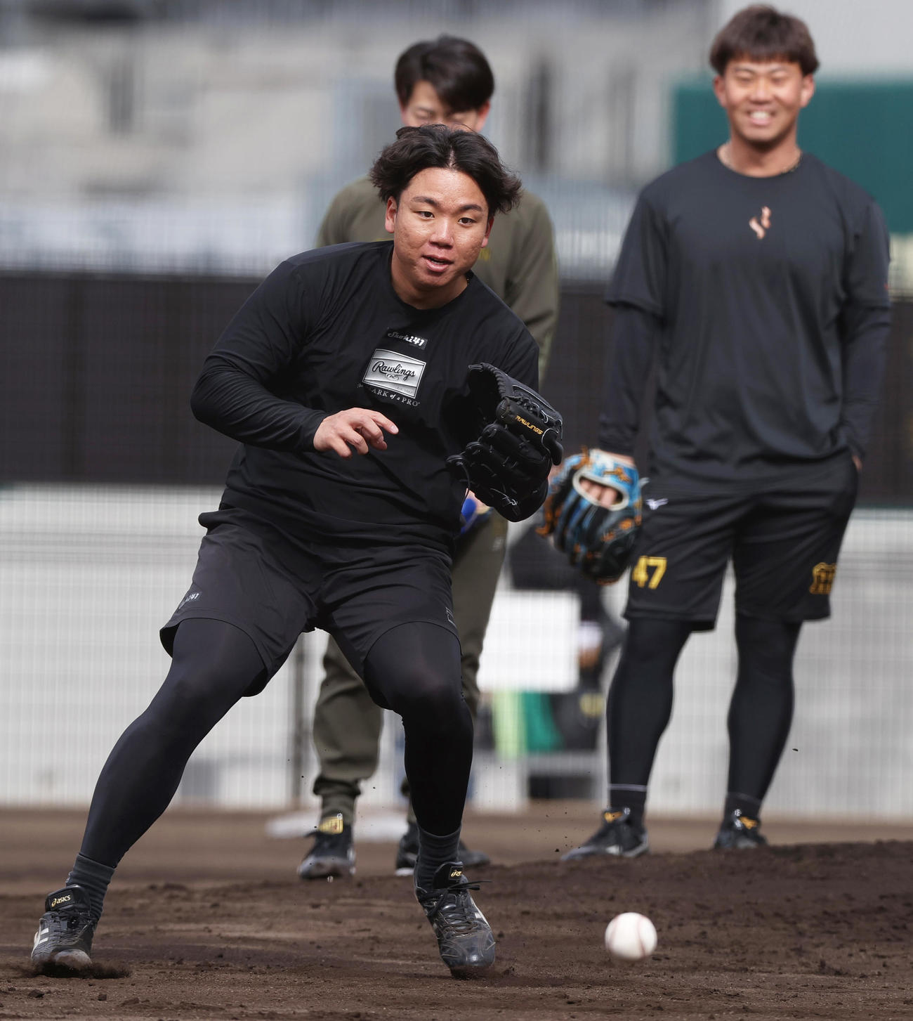 自主トレする阪神村上（撮影・上山淳一）