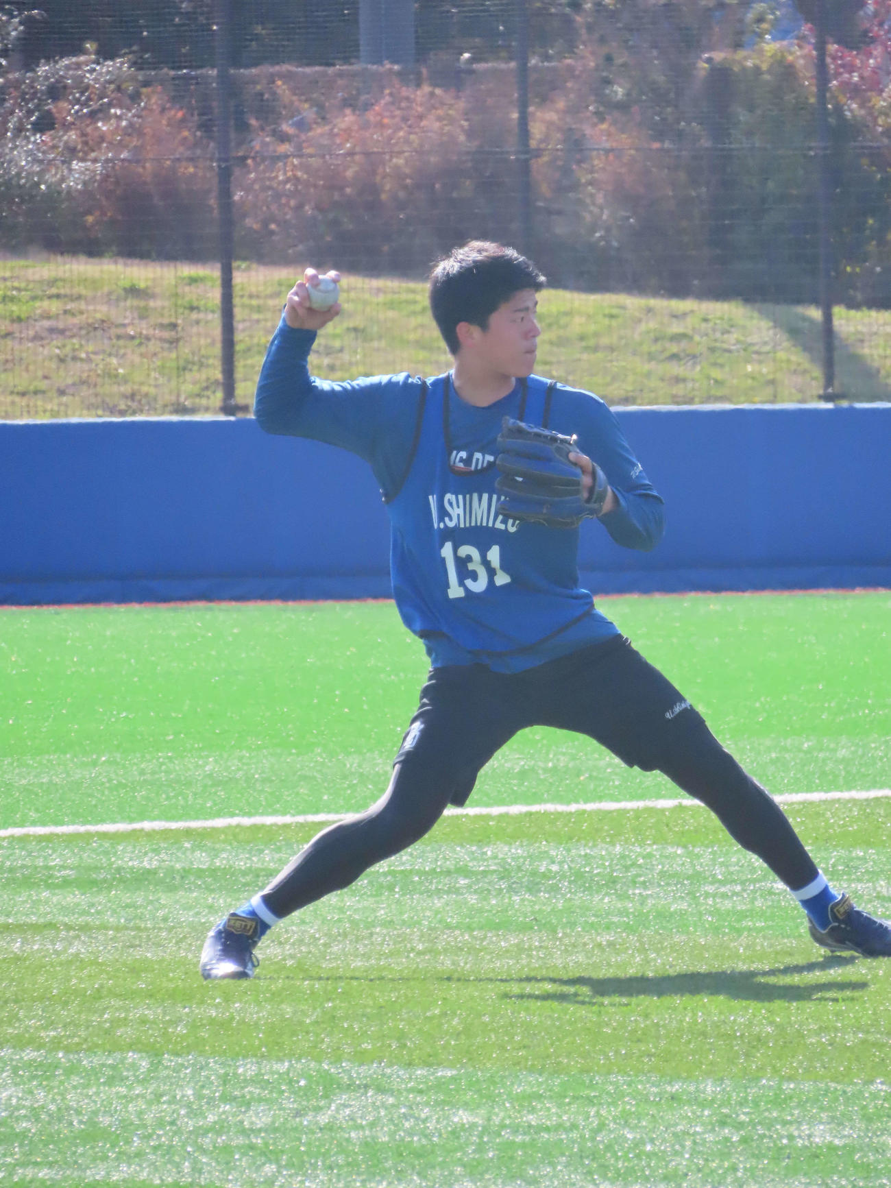 DeNA新人合同自主トレでノックを受ける育成ドラフト1位の清水詩（撮影・山本佳央）