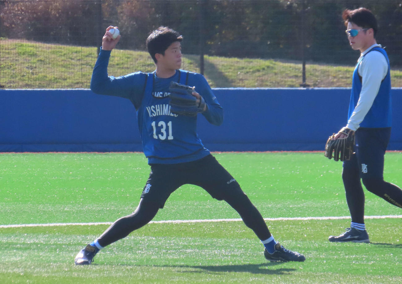 DeNA新人合同自主トレでノックを受ける育成ドラフト1位の清水詩（撮影・山本佳央）