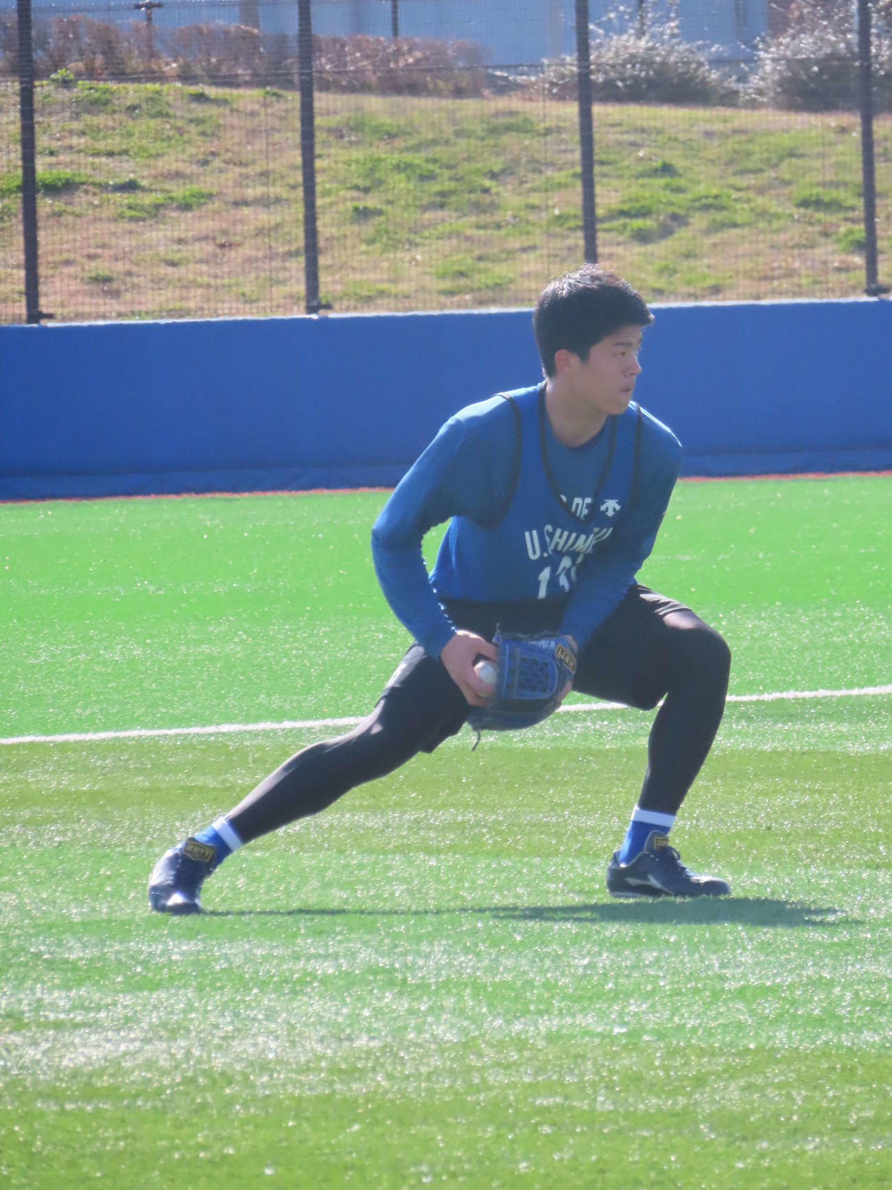 DeNA新人合同自主トレでノックを受ける育成ドラフト1位の清水詩（撮影・山本佳央）