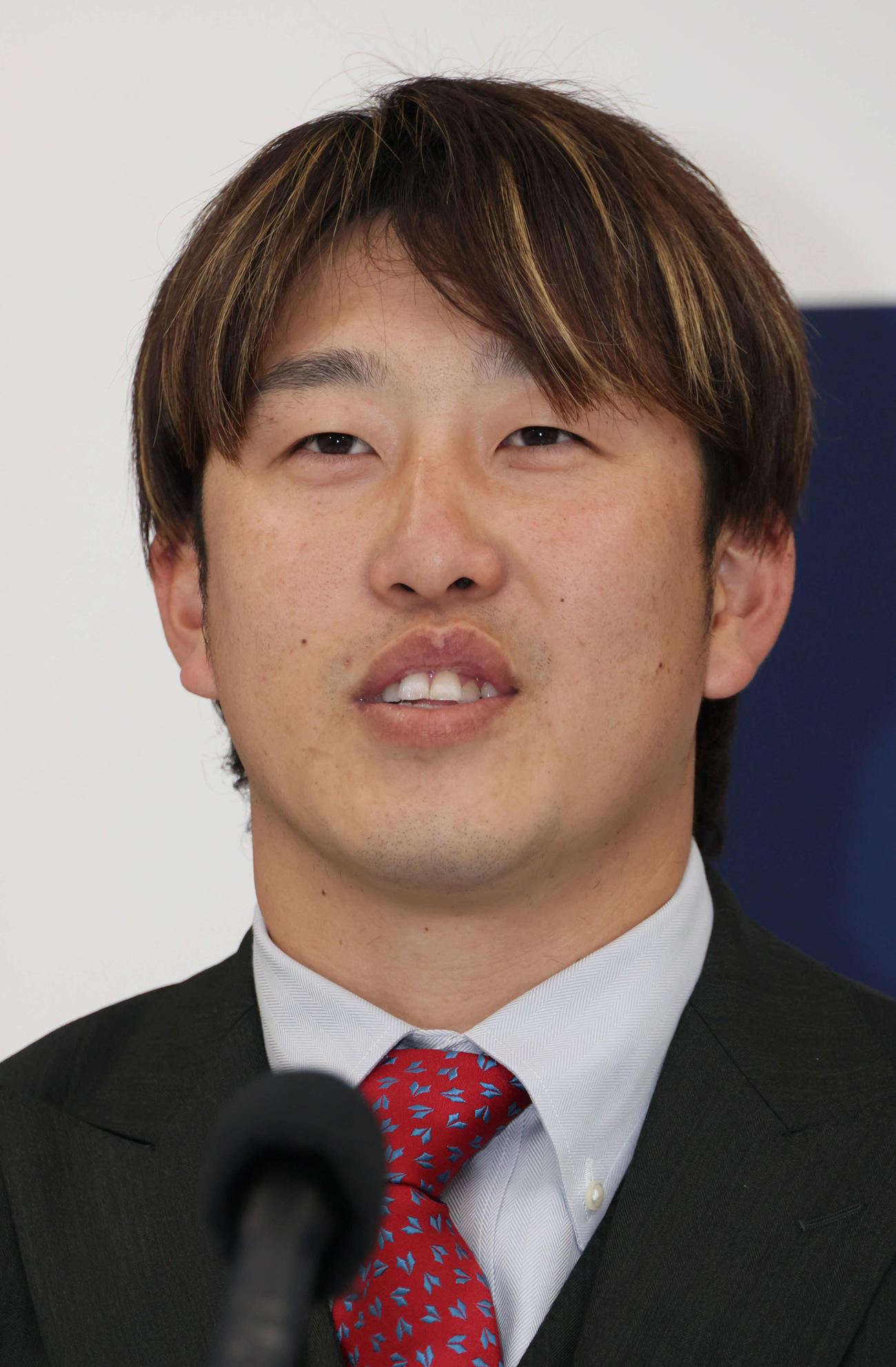 契約更改後、会見する広島小園（撮影・加藤孝規）
