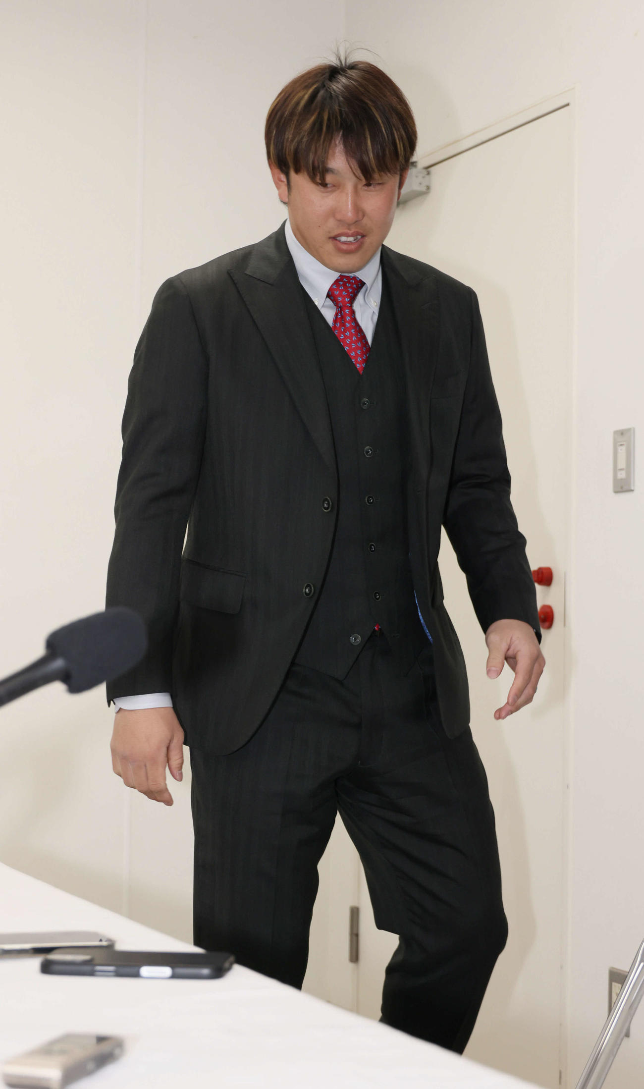 契約更改後、会見にのぞむ広島小園（撮影・加藤孝規）