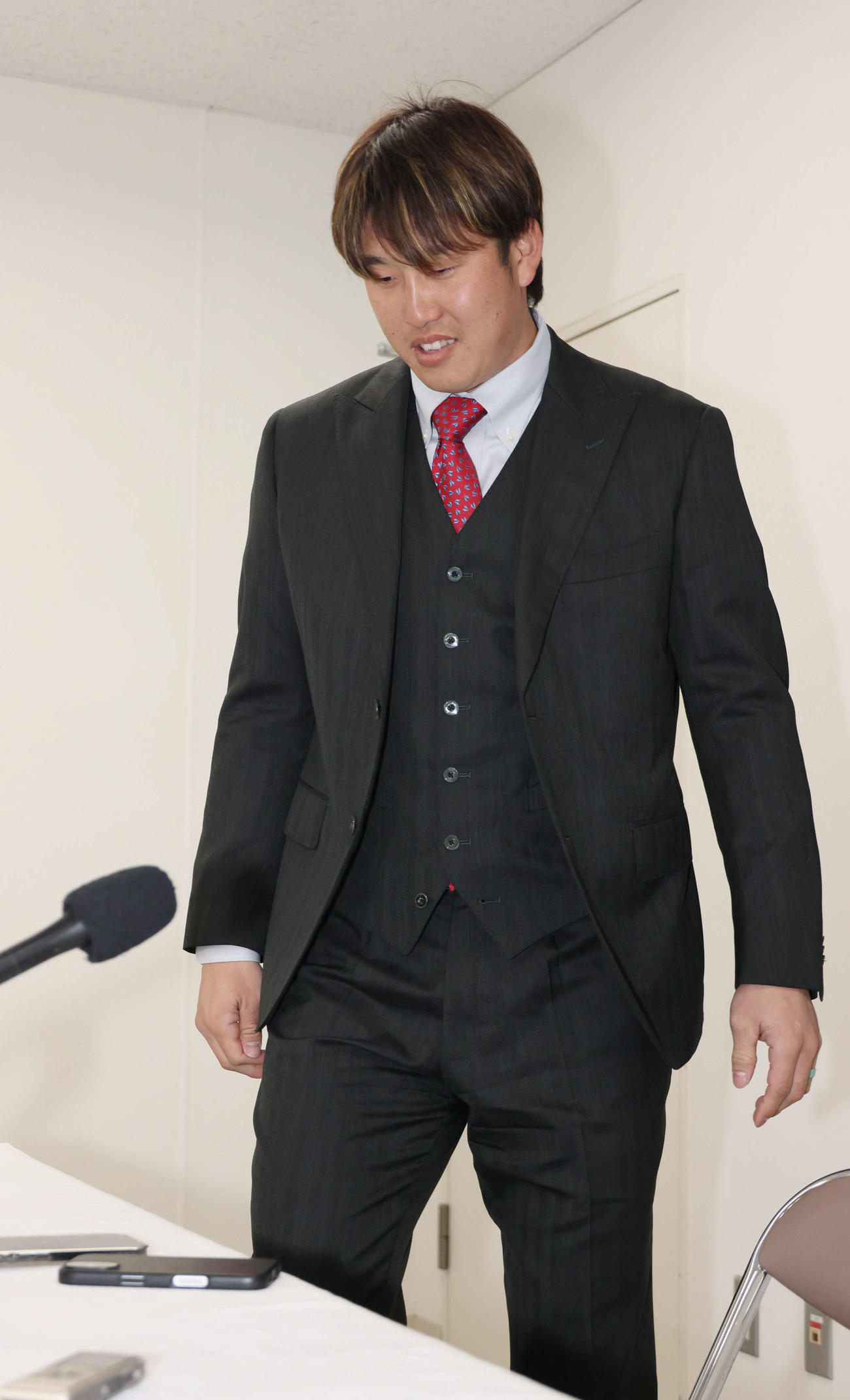 契約更改後、会見にのぞむ広島小園（撮影・加藤孝規）
