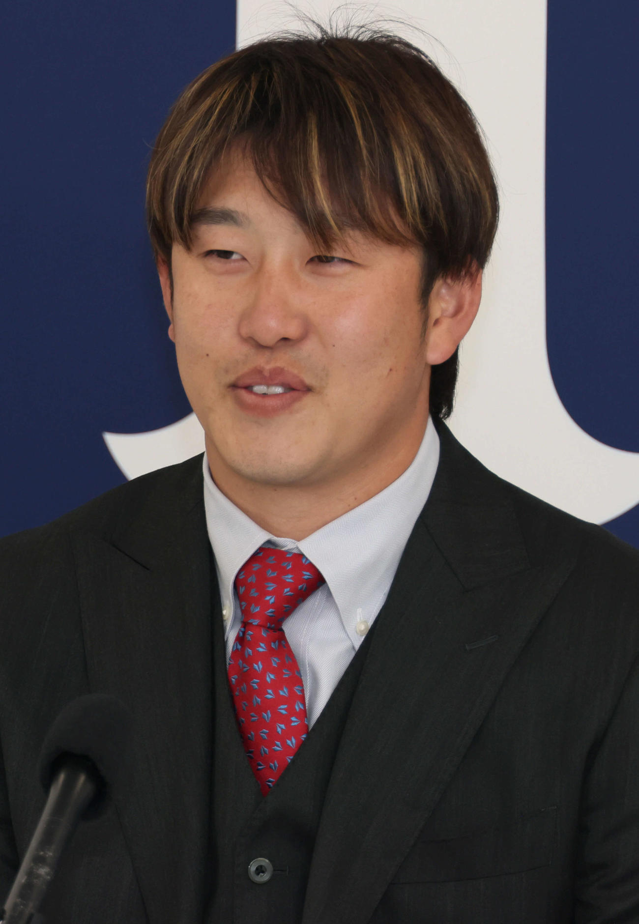 契約更改後、会見する広島小園（撮影・加藤孝規）
