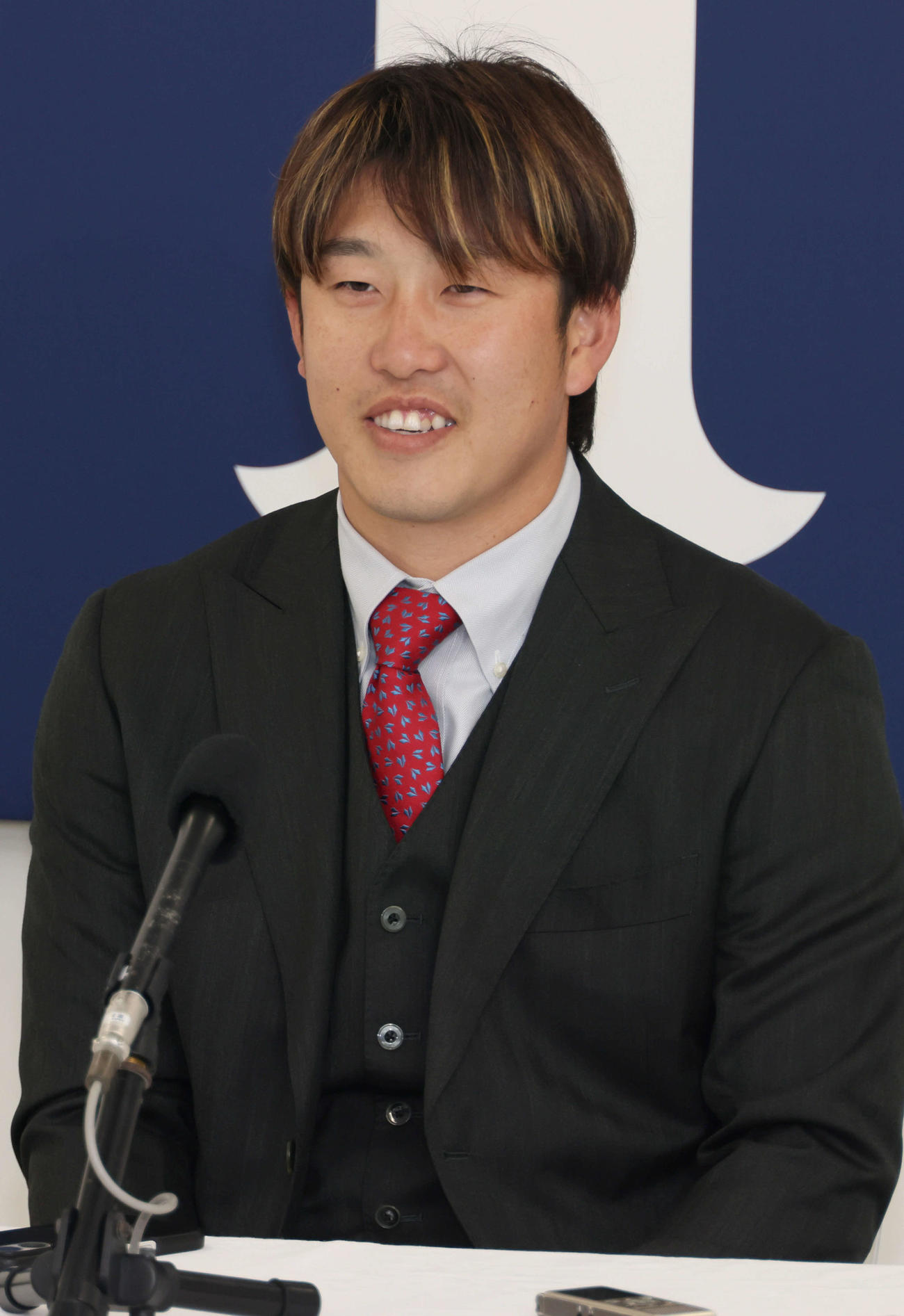 契約更改後、会見する広島小園（撮影・加藤孝規）